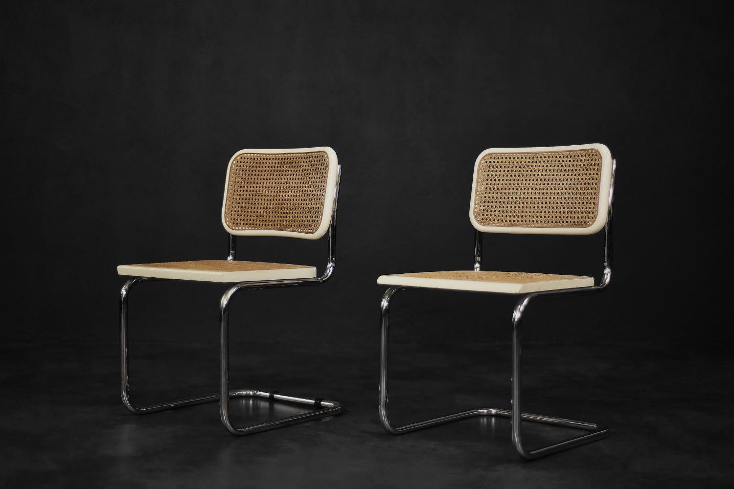 Cet ensemble de deux chaises a été fabriqué en Italie dans la seconde moitié du XXe siècle. Les chaises sont inspirées du célèbre modèle Cesca B32. En 1928, le Cesca, conçu par Marcel Breuer, a été le premier siège canné du genre. Ce nom est un
