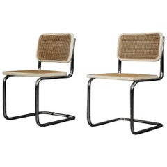 Pareja de sillas de mimbre francesas y de madera blanca, modernas, italianas y vintage de mediados de siglo