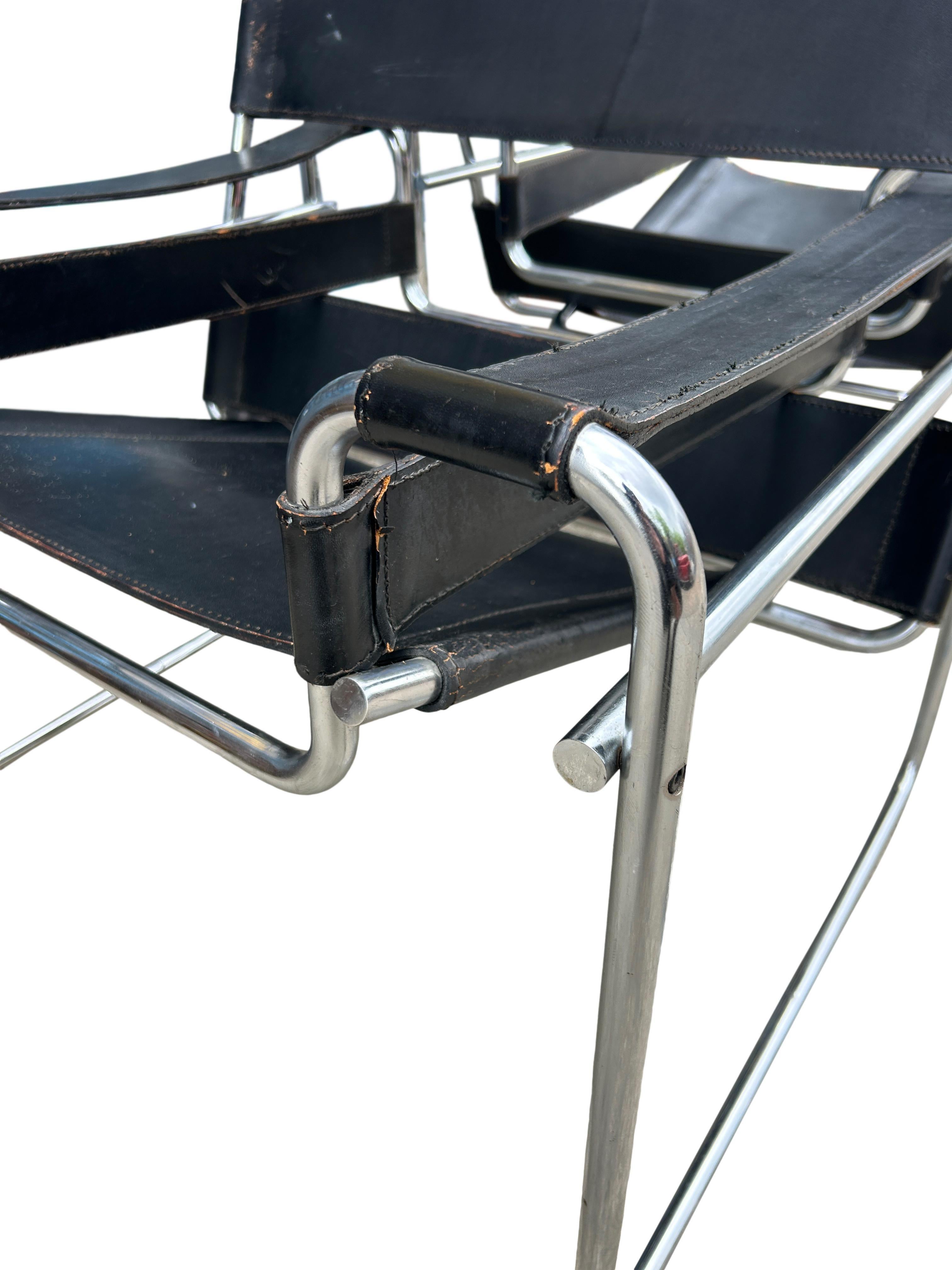 Pair of Vintage Mid-Century Modern Black Leather Wassily Lounge Chairs for Knoll In Good Condition For Sale In Brooklyn, NY