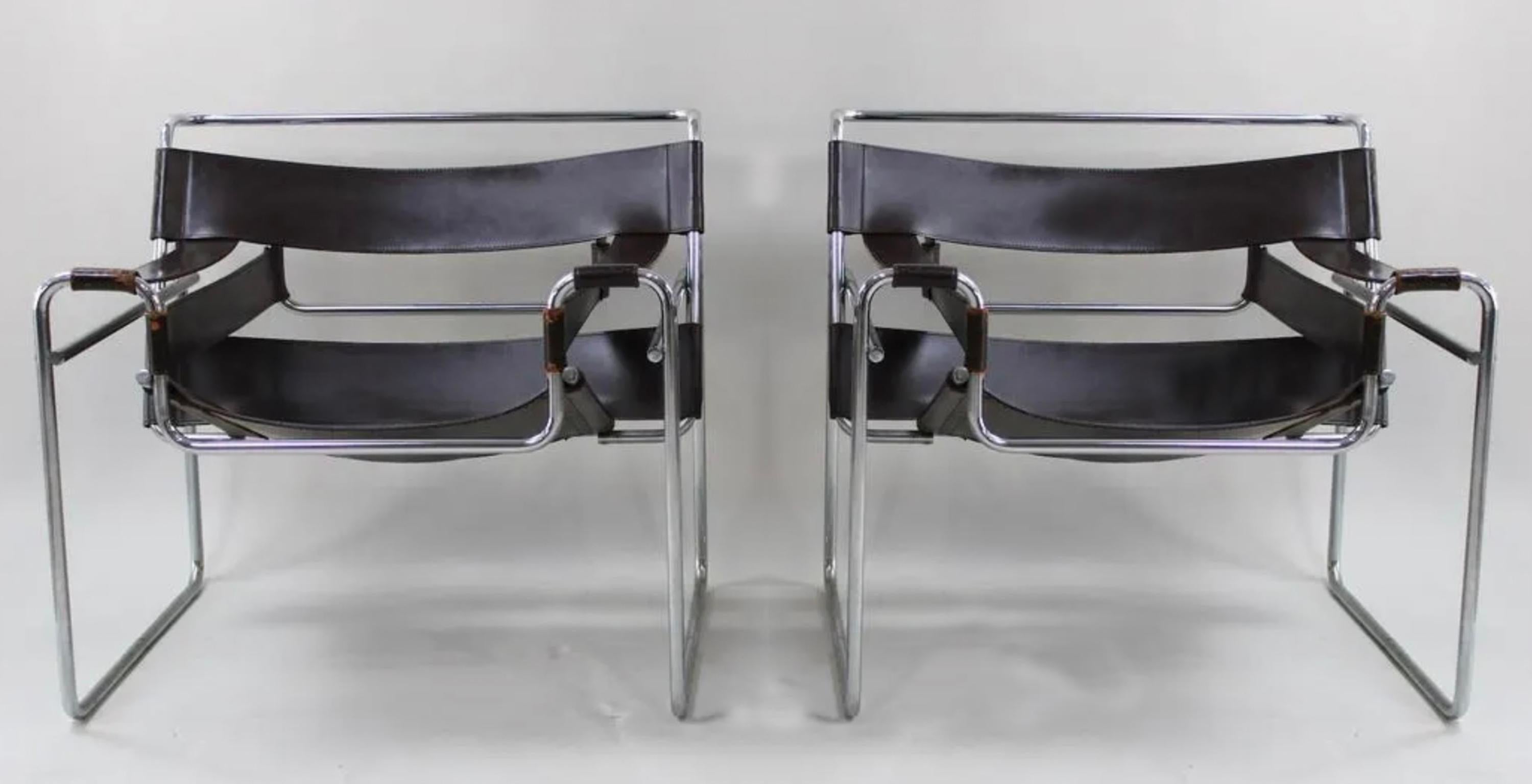 Pareja de sillones Wassily Vintage de cuero marrón de la época Moderna de Mediados de Siglo para Knoll. El sillón Wassily fue diseñado por Marcel Breuer en cuero integral marrón oscuro. Este par vintage tiene los papeles originales para verificar su