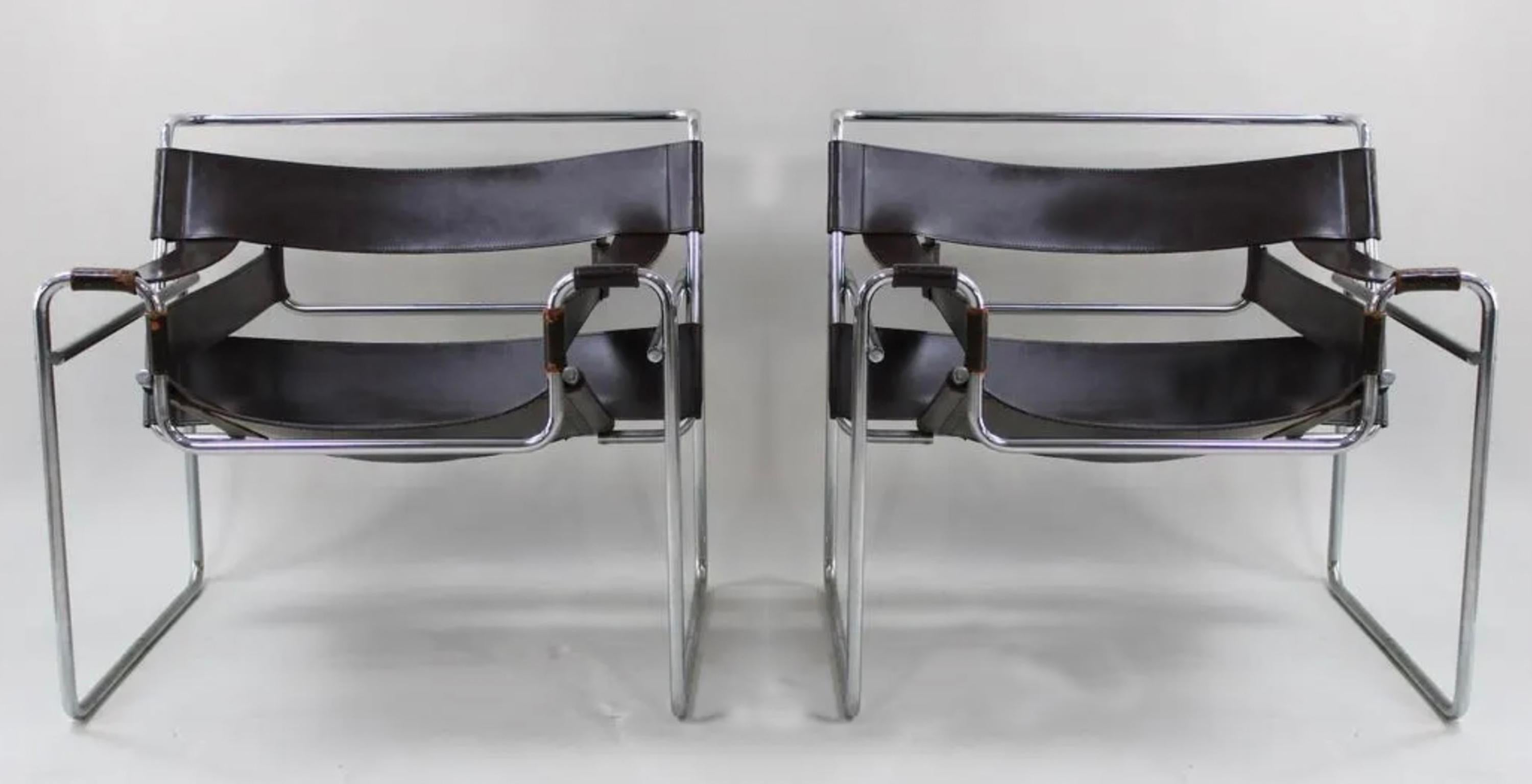 Paire de chaises longues en cuir marron de style Vintage Mid-Century Modern pour Knoll. La chaise longue Wassily a été conçue par Marcel Breuer en cuir intégral Dark Brown. Cette paire vintage a la paperasse originale pour vérifier l'authenticité a