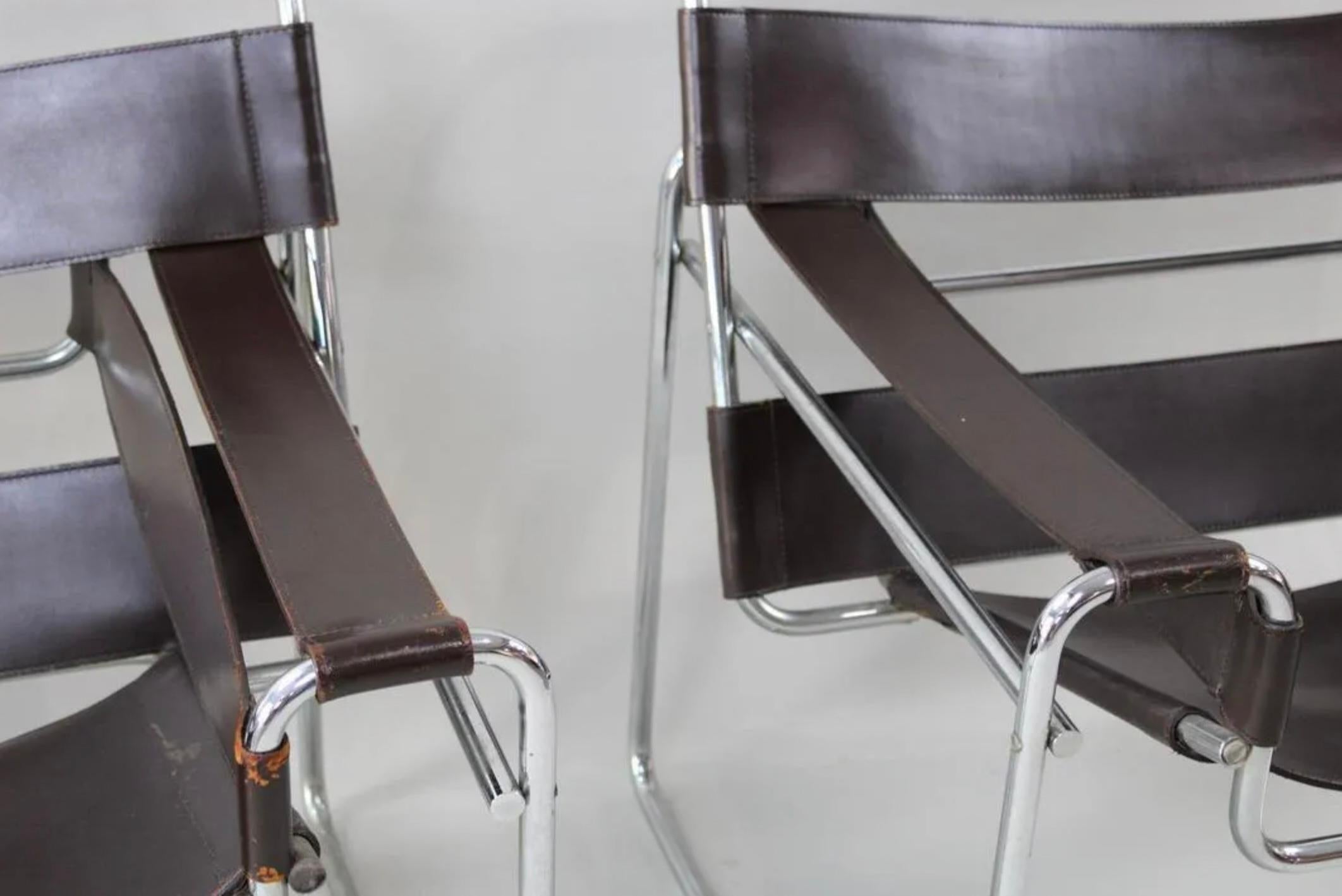 Pareja de sillones de salón Wassily vintage modernos de mediados de siglo en cuero marrón para Knoll Estadounidense en venta
