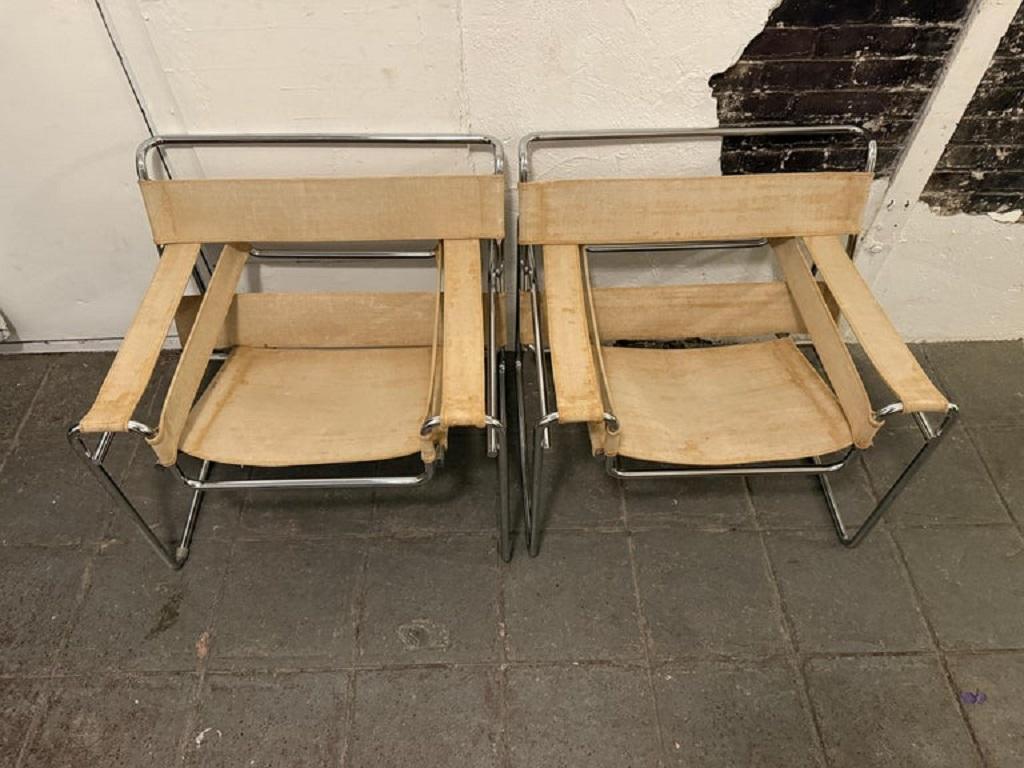 Paire de chaises longues en toile naturelle de style Vintage Mid-Century Modern pour Knoll. La chaise longue Wassily, conçue à l'origine par Marcel Breuer, est dotée de capuchons plats sur les tubes d'extrémité, de vis hexagonales noires et de