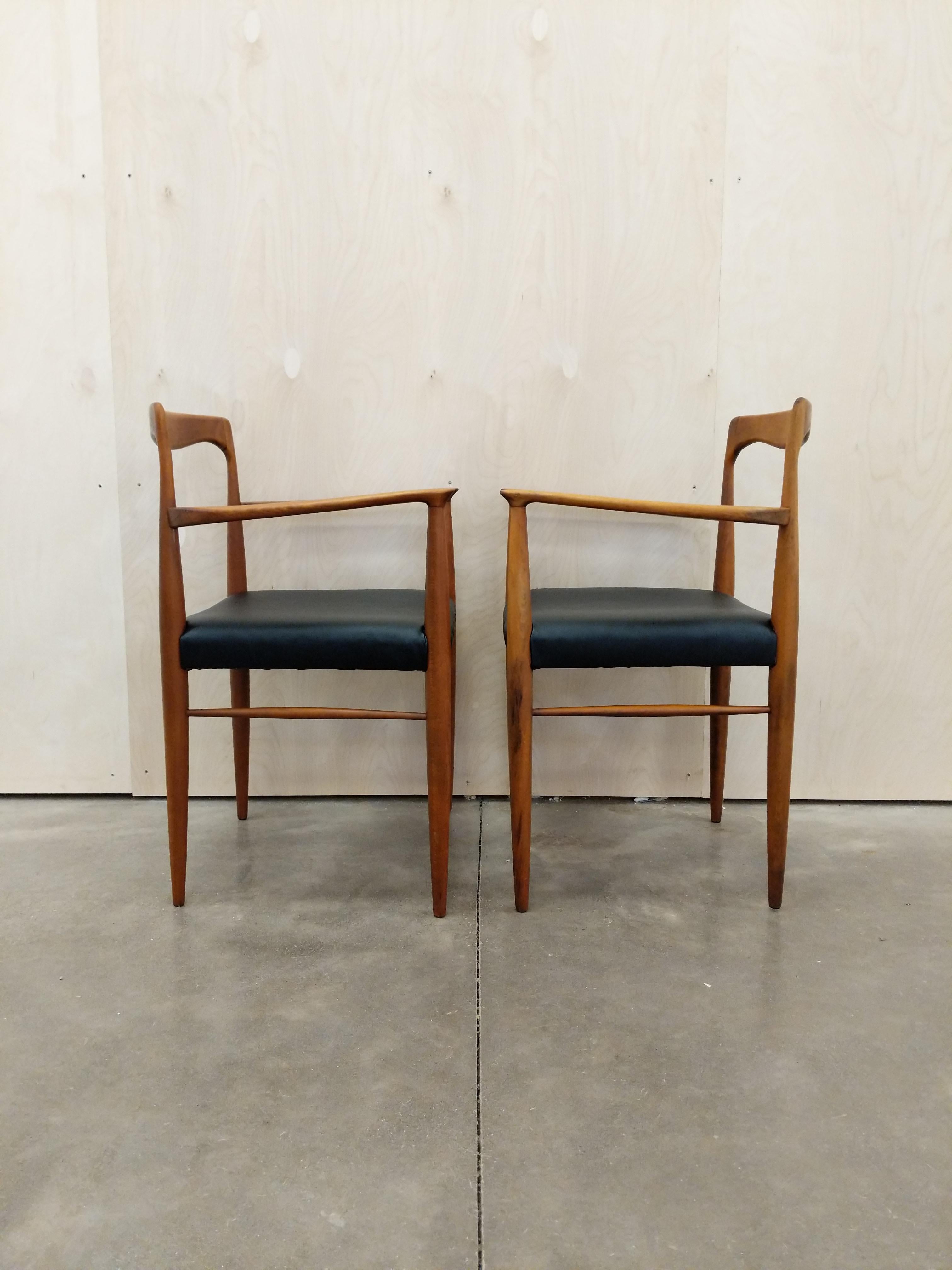 Ein Paar authentische tschechische Sessel aus der Mitte des Jahrhunderts.

Entworfen von Karel Vycital für Drevotvar.

Dieses Set ist in sehr gutem Vintage-Zustand mit neuer Polsterung und wenigen altersbedingten Gebrauchsspuren (siehe Fotos).

Wenn