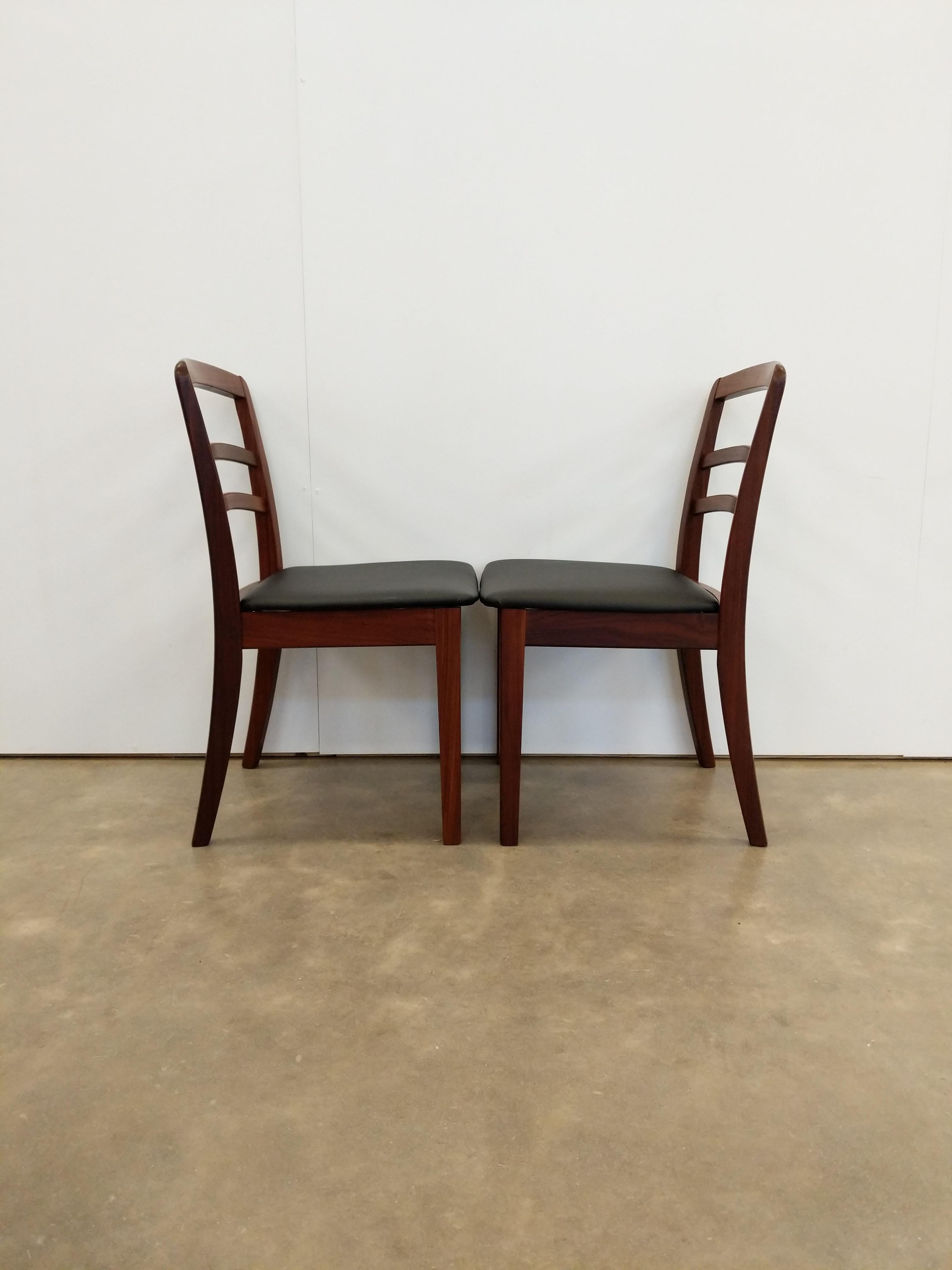 Ein Paar authentischer moderner Esszimmerstühle aus der Mitte des Jahrhunderts.

Von G-Plan.

Etikett des Herstellers auf den Böden.

Dieses Set ist in ausgezeichnetem Zustand mit brandneuen veganen Lederbezügen und sehr wenigen altersbedingten