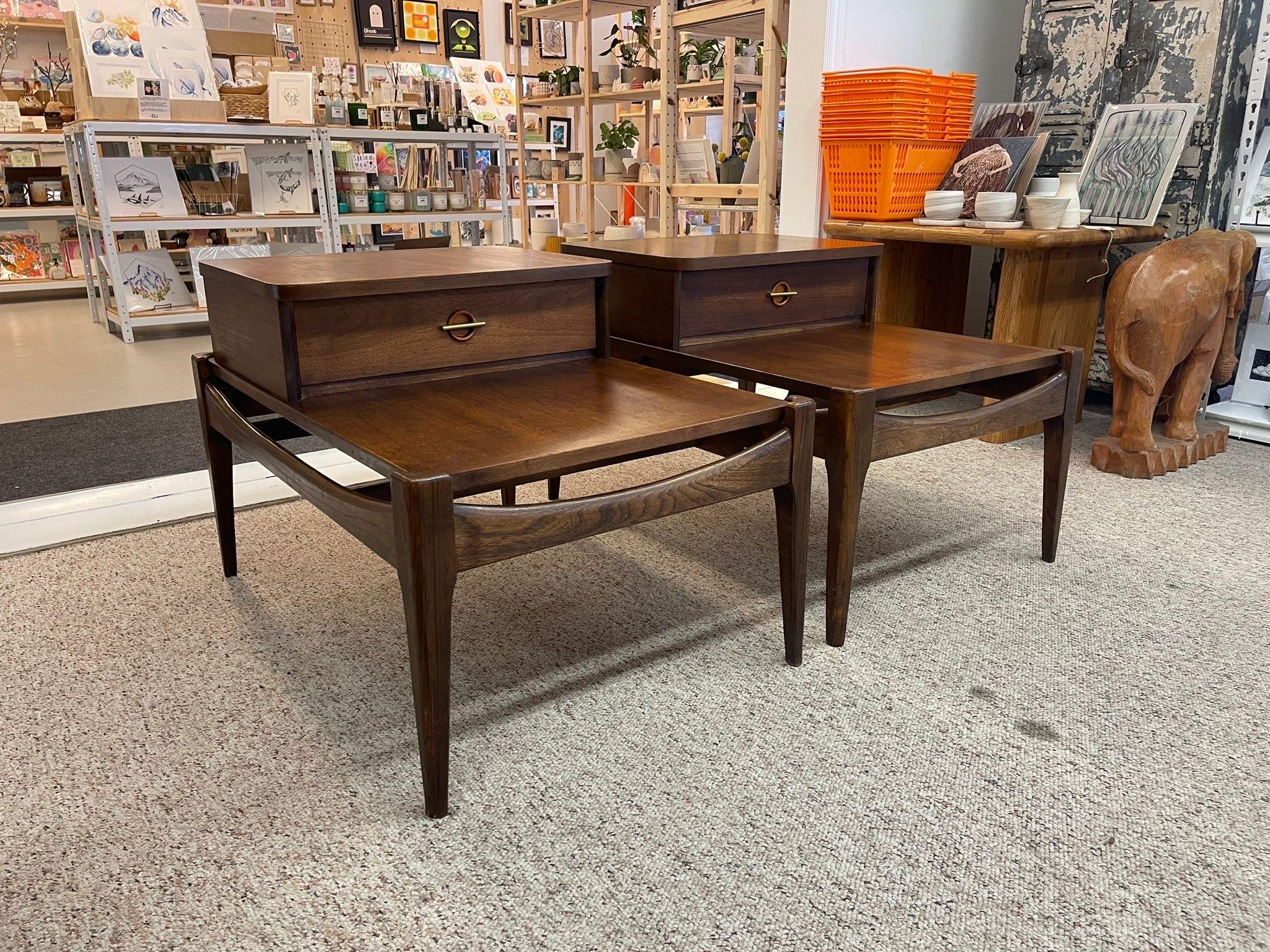 Mid-Century Modern Pair of Vintage Mid Century Modern End Tables With Sculpted Wood Accents. For Sale