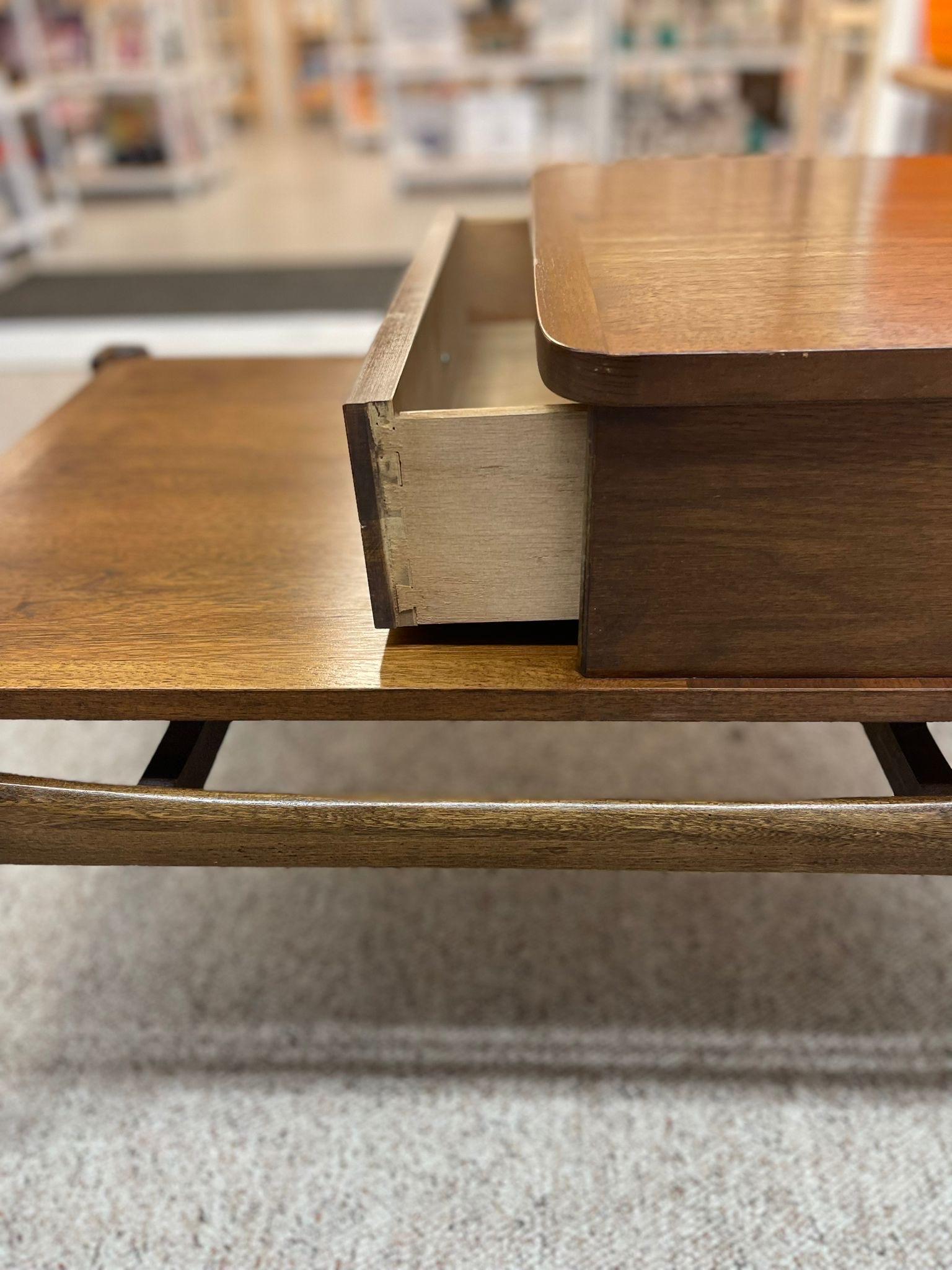 Late 20th Century Pair of Vintage Mid Century Modern End Tables With Sculpted Wood Accents. For Sale