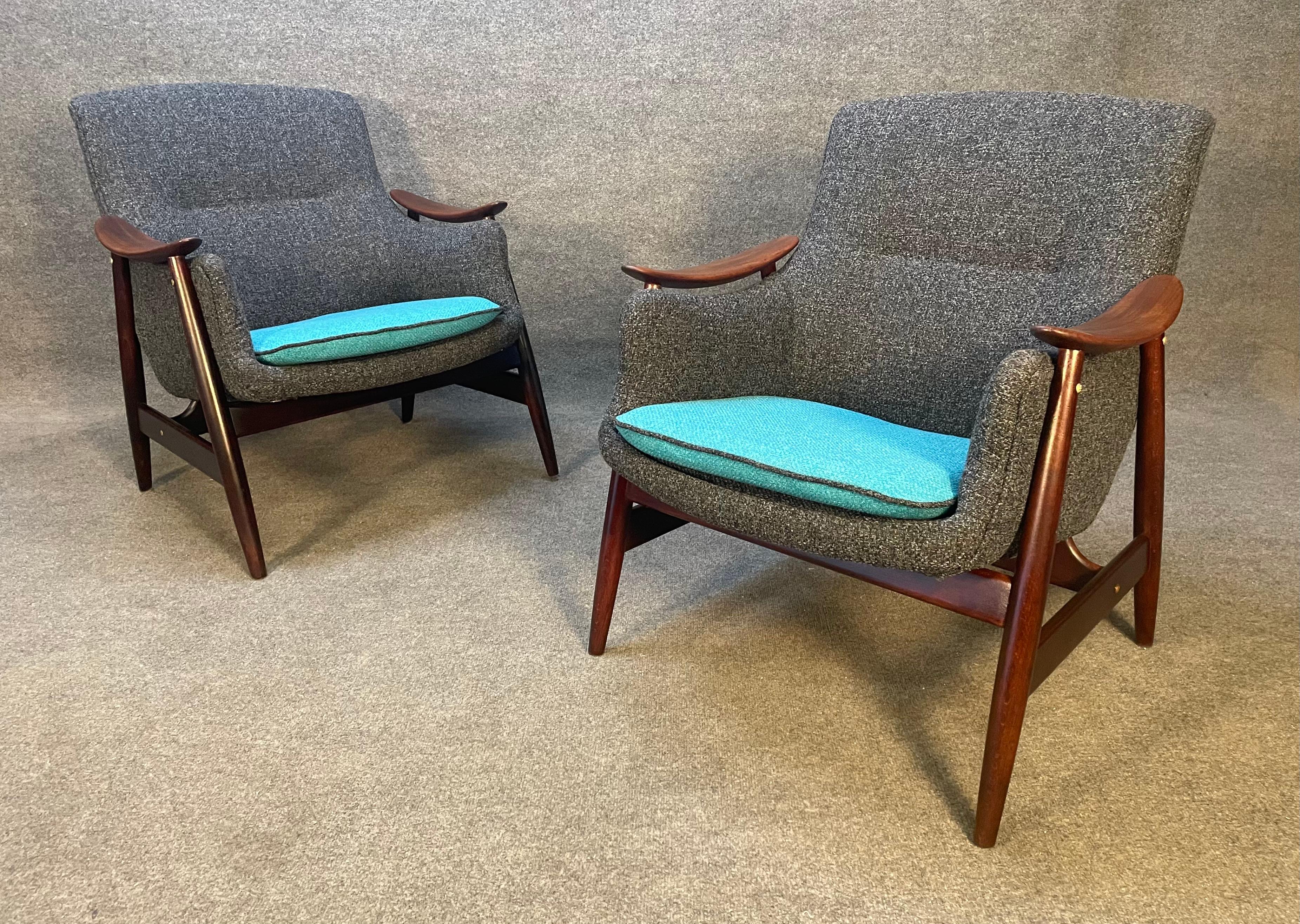 Here is a special set of two vintage scandinavian modern easy chairs in mahogany stained ash wood and teak designed by Gerhard Berg and manufactured by Vatne Mobelkfabrik in Norway in the 1960's.
These comfortable chairs, recently imported from