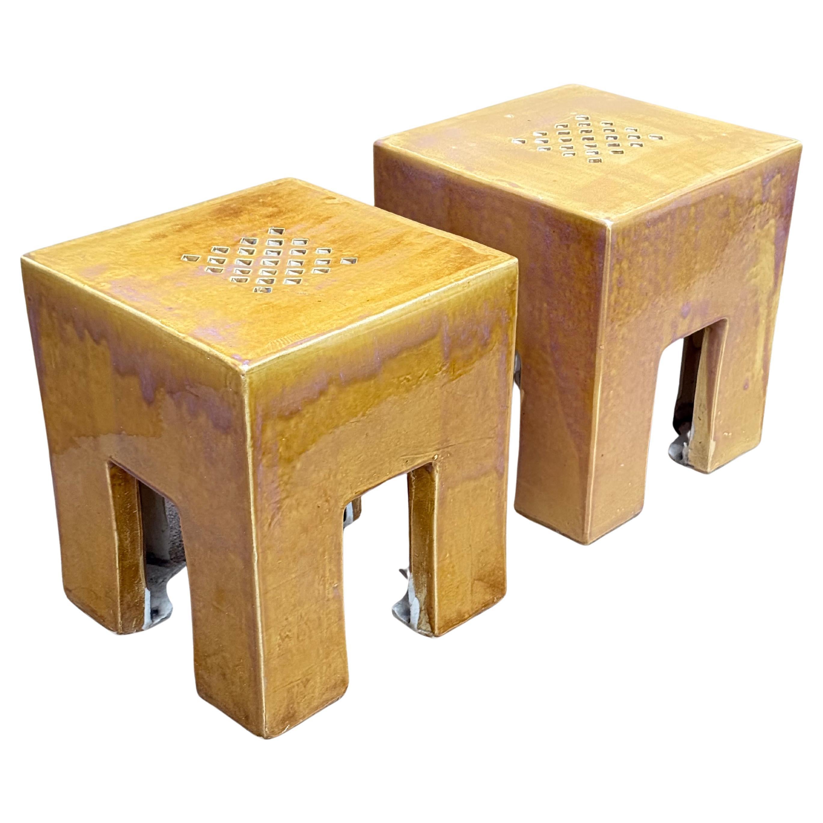 Paire de tables de jardin en céramique marocaine d
époque du milieu du siècle dernier en vente