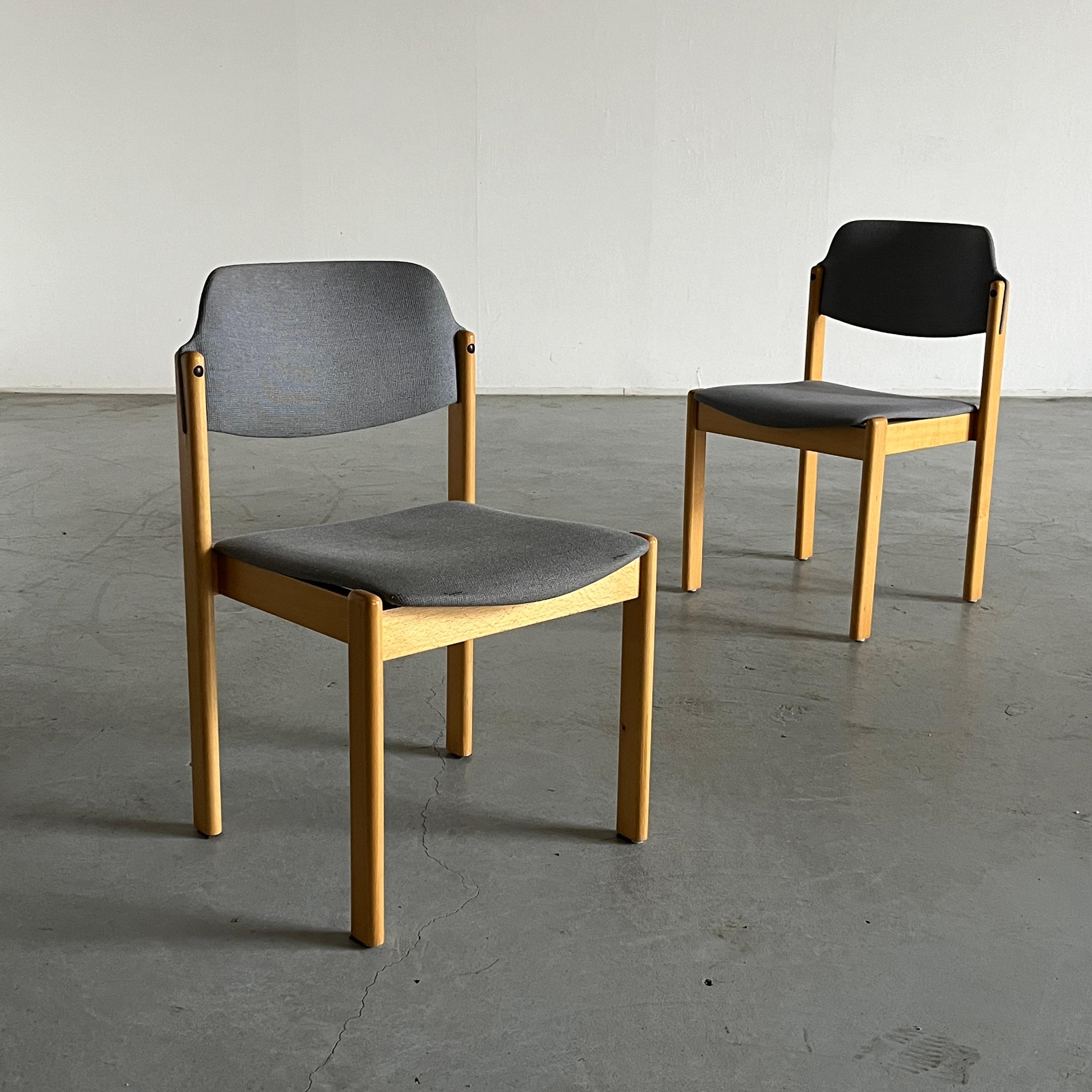 Paire de chaises de salle à manger modernes du milieu du siècle par le célèbre fabricant autrichien Wiesner-Hager. En tapisserie bleu clair avec des cadres en bois.

Produit en Autriche dans les années 1980.

Dans l'ensemble en bon état vintage,
