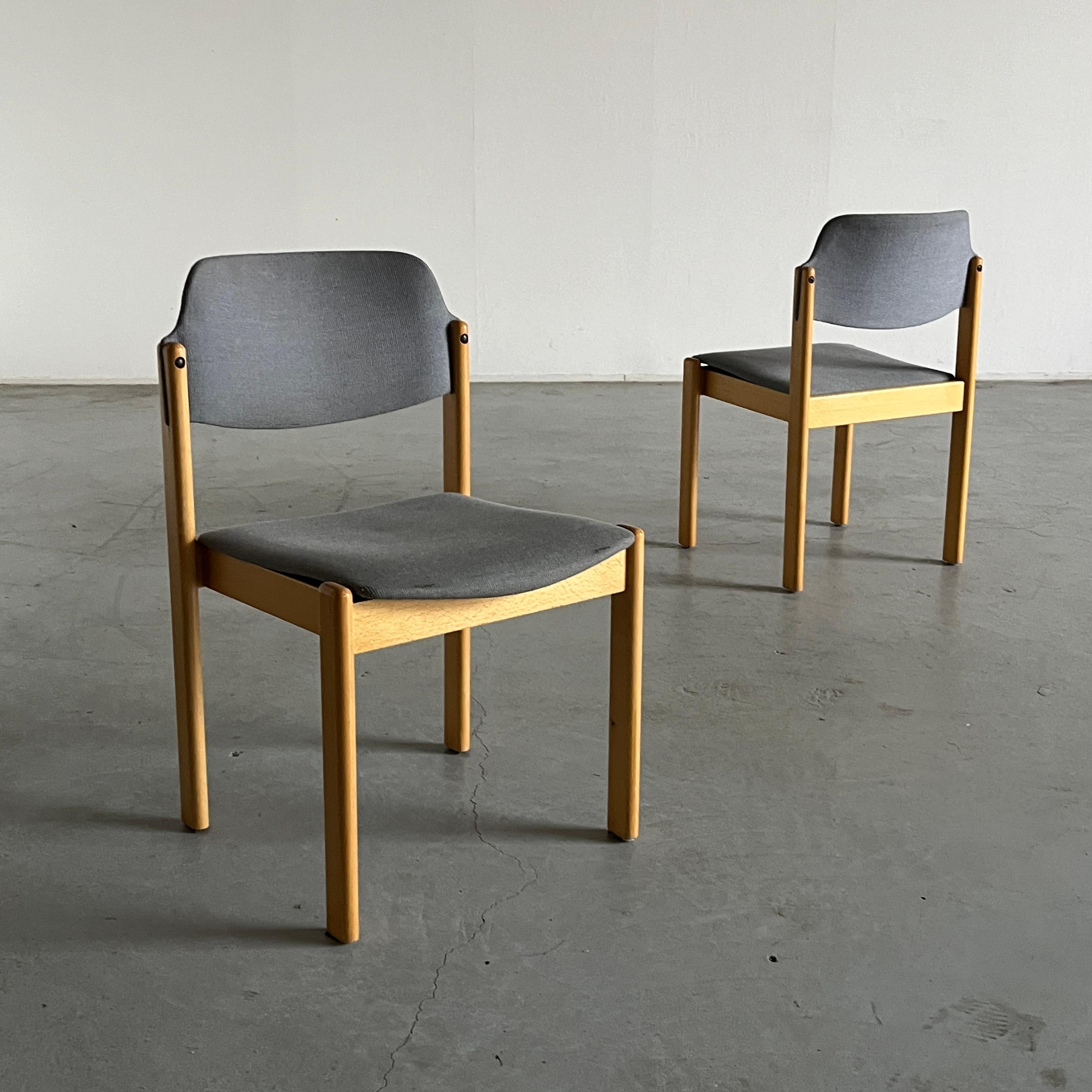 Mid-Century Modern Paire de chaises de salle à manger empilables modernes du milieu du siècle dernier par Wiesner Hager, années 80 en vente