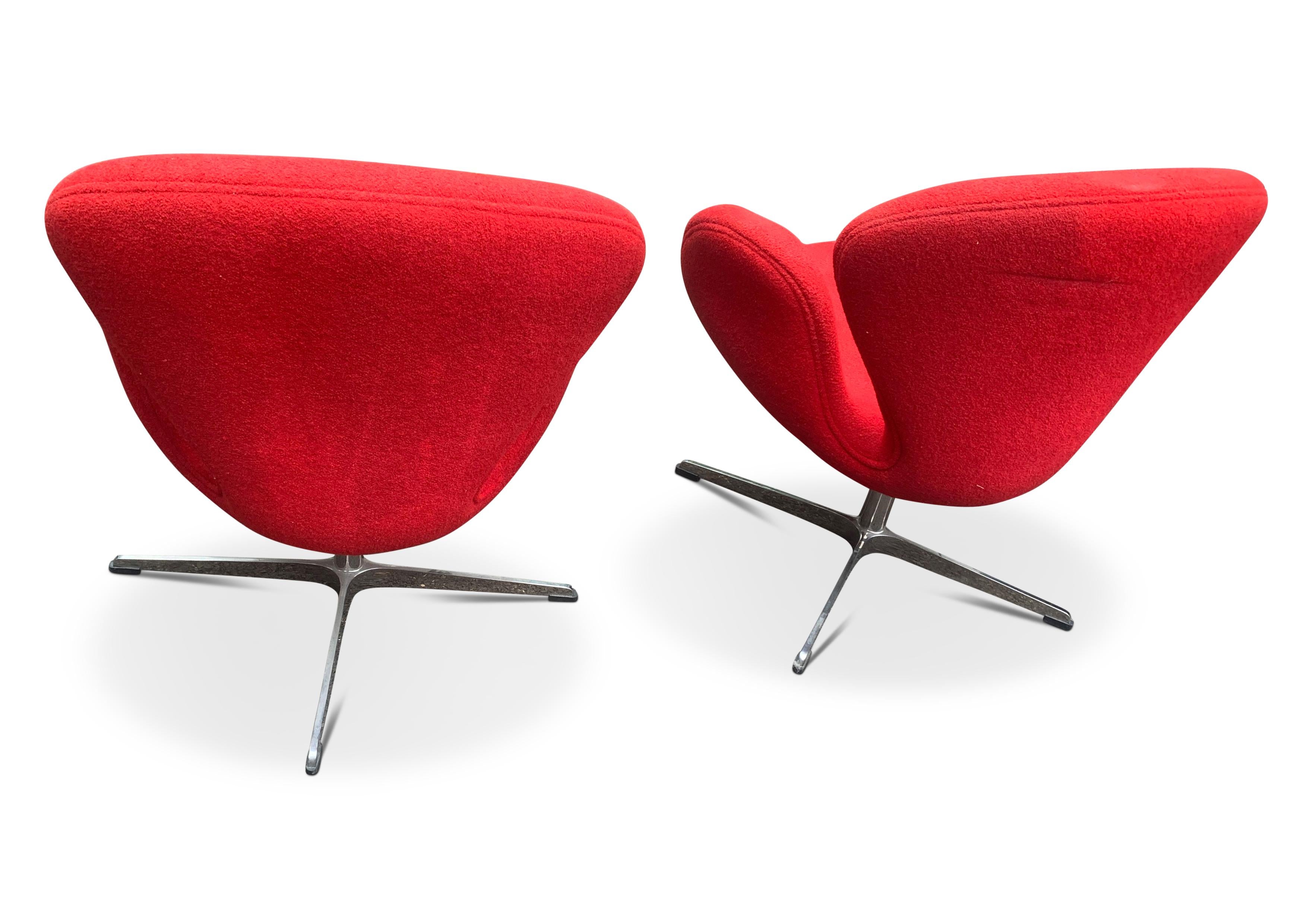 Danish Pair of Vintage Mid Century Modern Style Swan Chairs after Arne Jacobsen For Sale