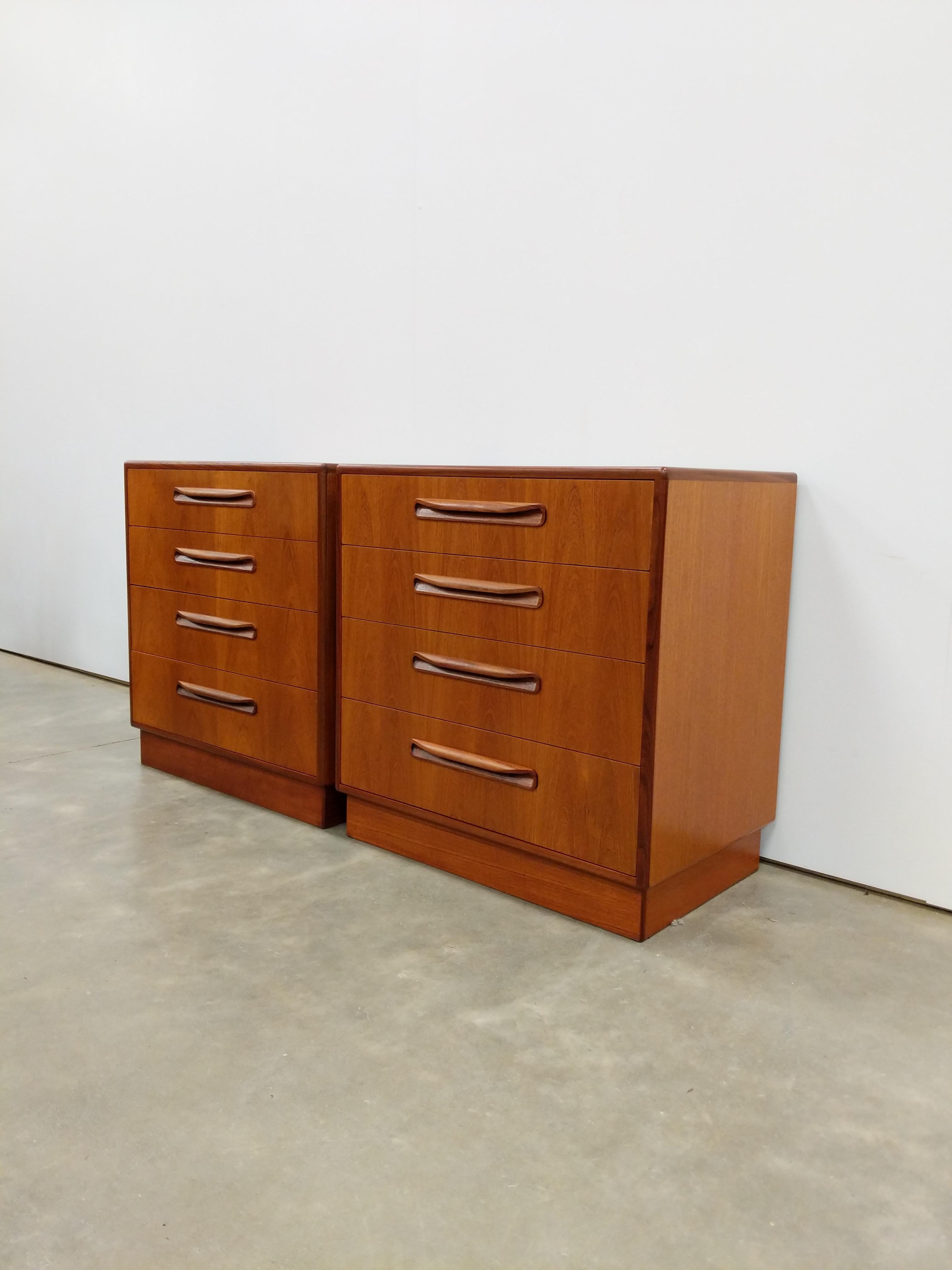 **LE PRIX EST POUR LA PAIRE**

Paire de commodes basses en teck authentiquement vintage du milieu du siècle dernier / commodes.

Série 