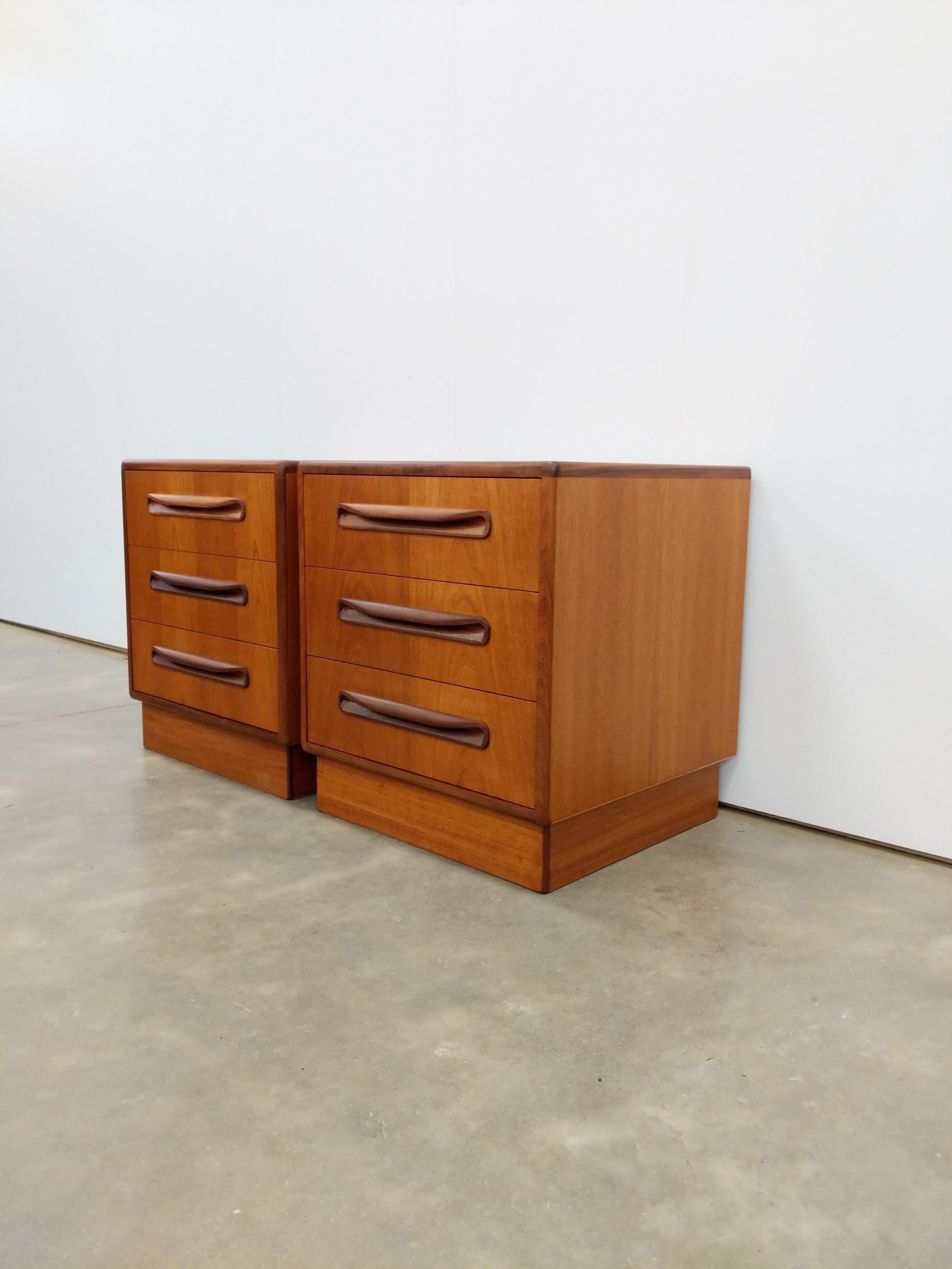 **PREIS GILT FÜR DAS PAAR**

Paar authentische Vintage Mitte des Jahrhunderts moderne Teak Nachttische / Beistelltische / niedrige Kommoden / Kommoden.

Die Serie 