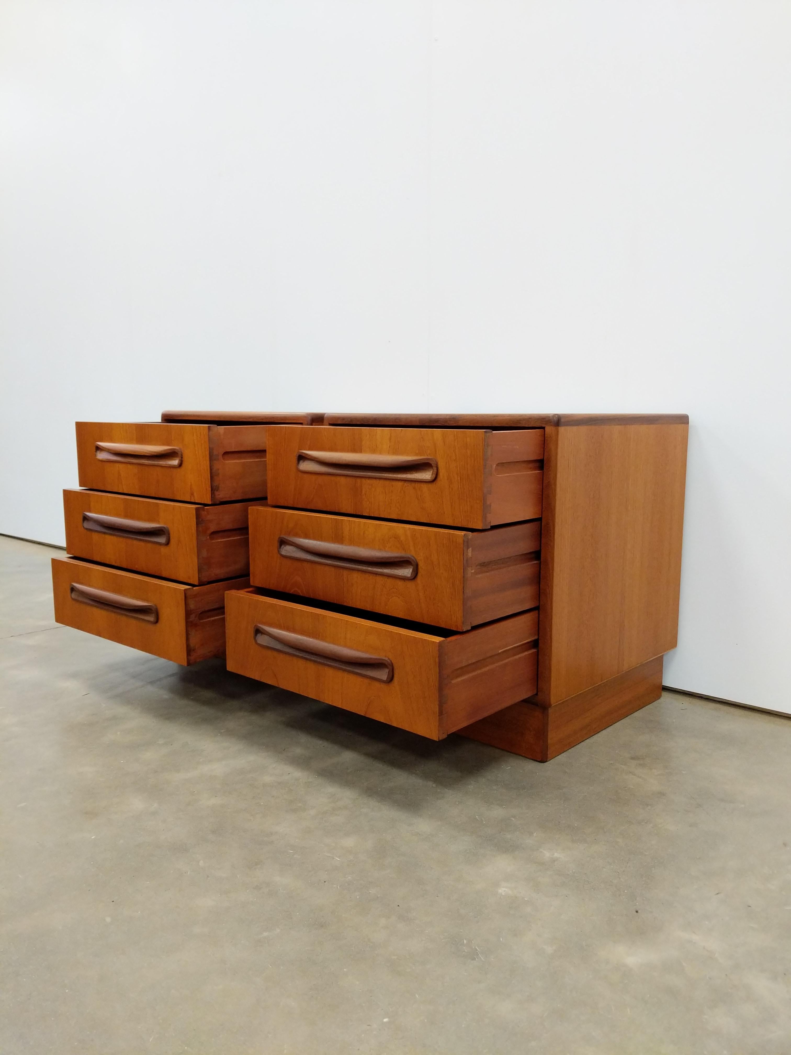Ein Paar Vintage Mid Century Modern Teak Nachttische von G-Plan (Moderne der Mitte des Jahrhunderts) im Angebot