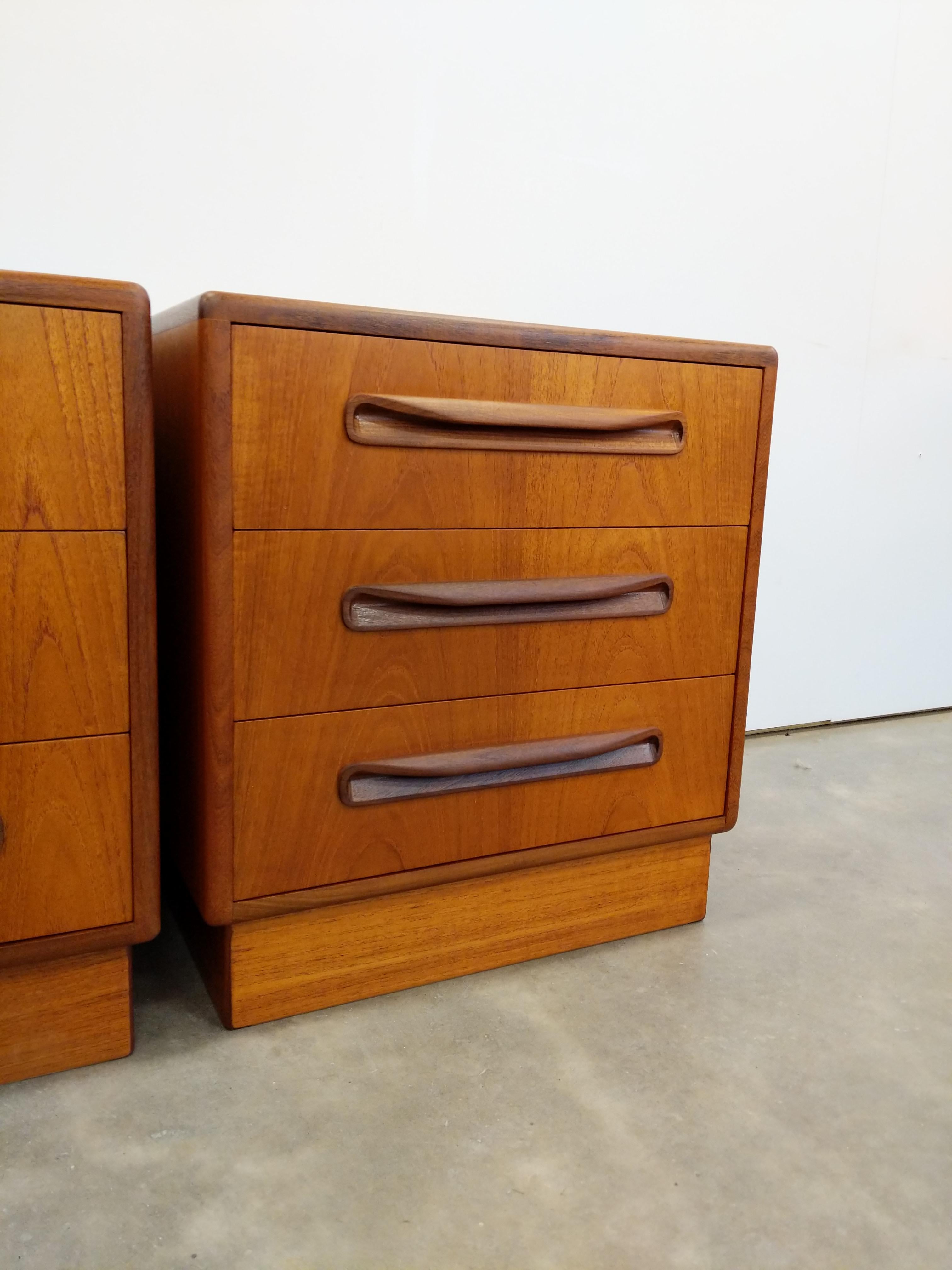 Ein Paar Vintage Mid Century Modern Teak Nachttische von G-Plan (Teakholz) im Angebot