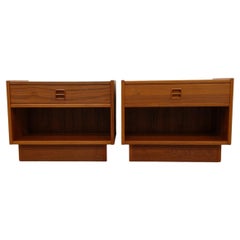 Coppia di comodini vintage in teak della metà del secolo scorso