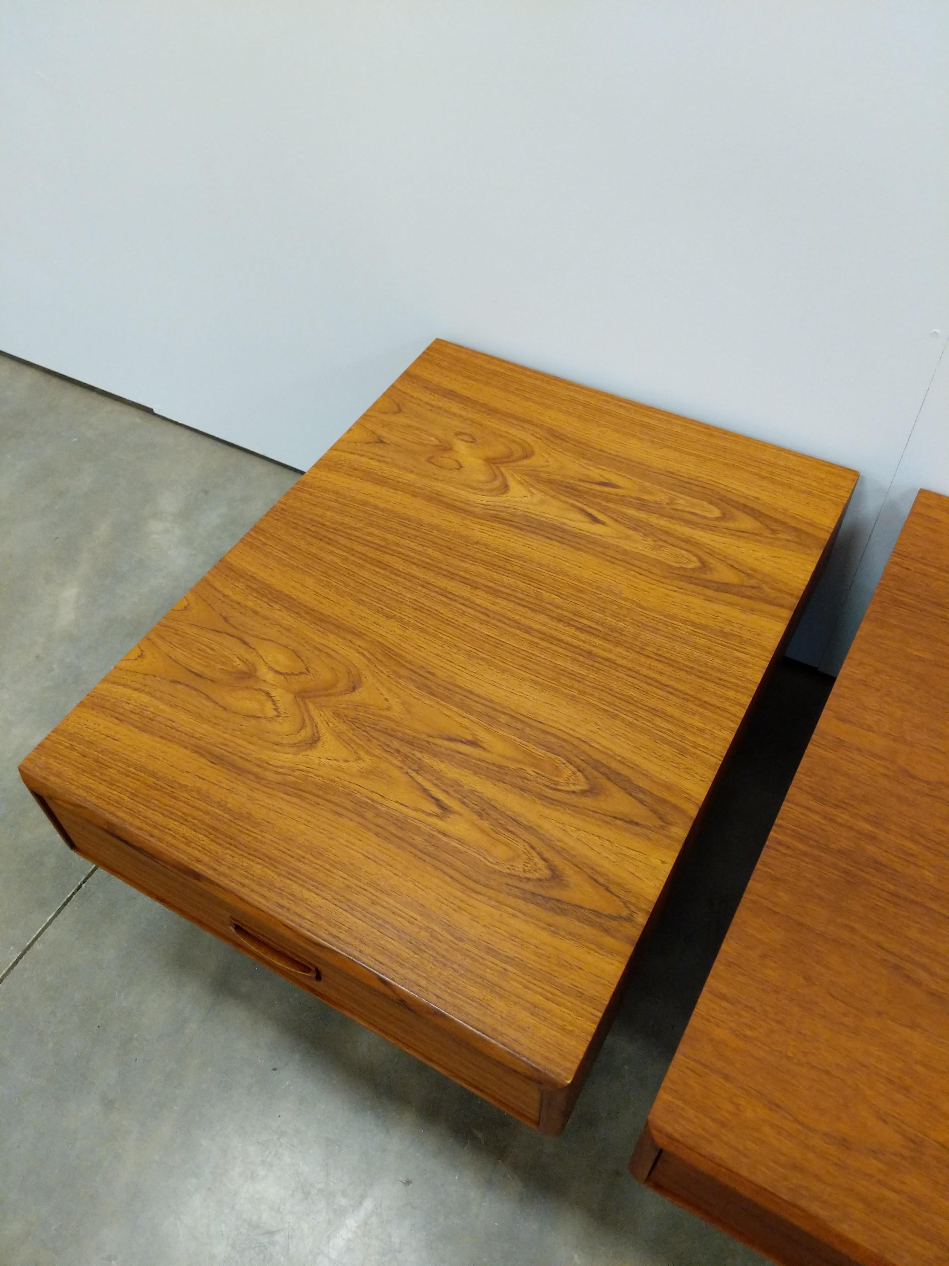 Pair of Vintage Mid Century Modern Teak Side Tables by RS Associates In Good Condition In Gardiner, NY