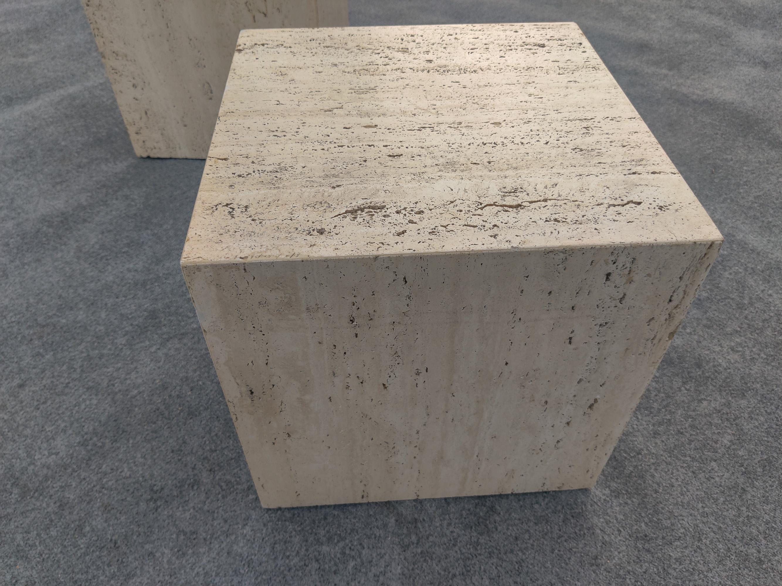 Coppia di tavolini a forma di cubo in travertino della metà del secolo scorso in vendita 2
