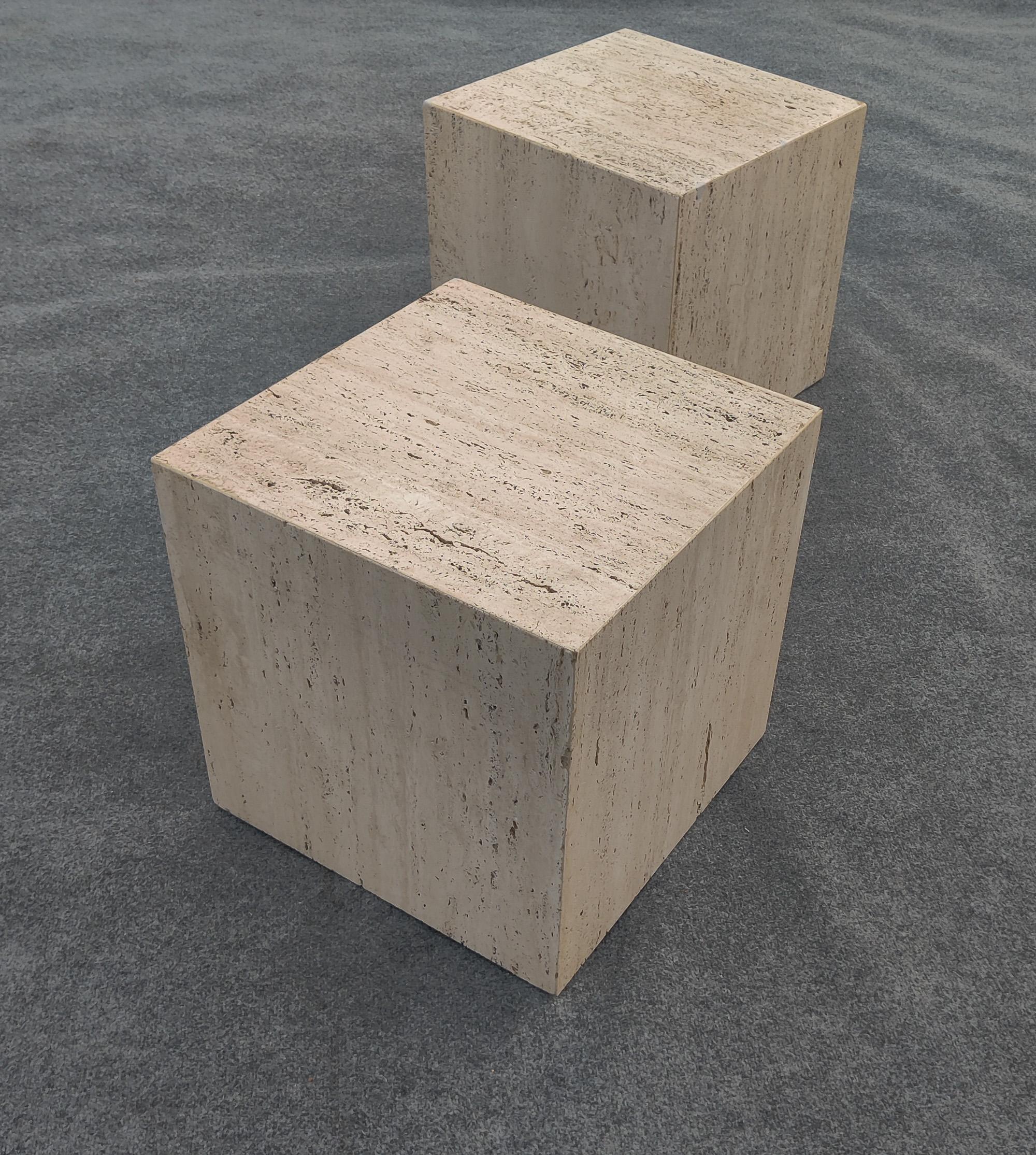 Coppia di tavolini a forma di cubo in travertino della metà del secolo scorso in vendita 3