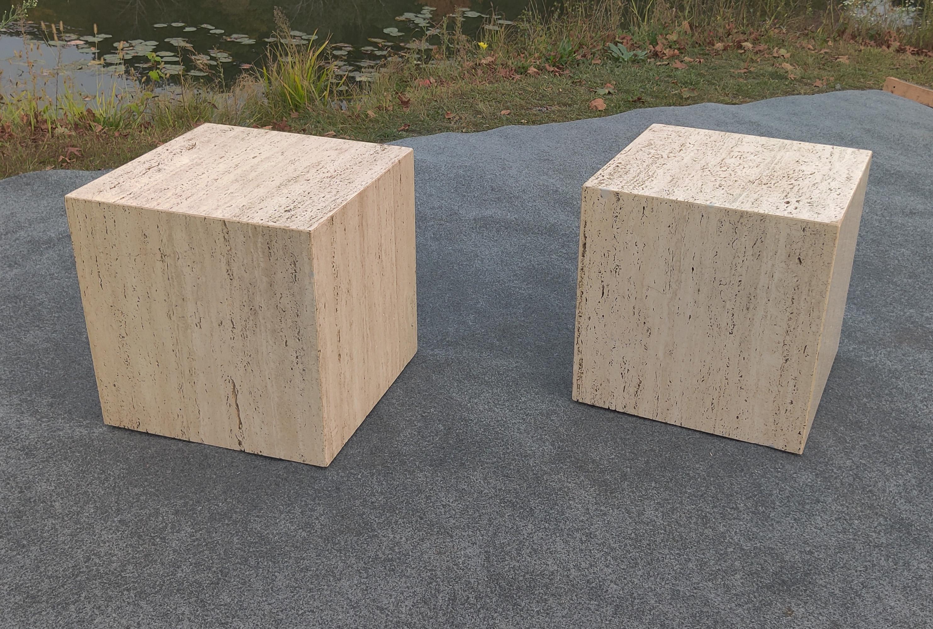 Progettata e realizzata in Italia, questa coppia di tavolini riduce il concetto di tavolino alla sua forma più semplice: un cubo. Realizzati in travertino massiccio a poro aperto, conservano un calore e un carattere che permette loro di mettere in