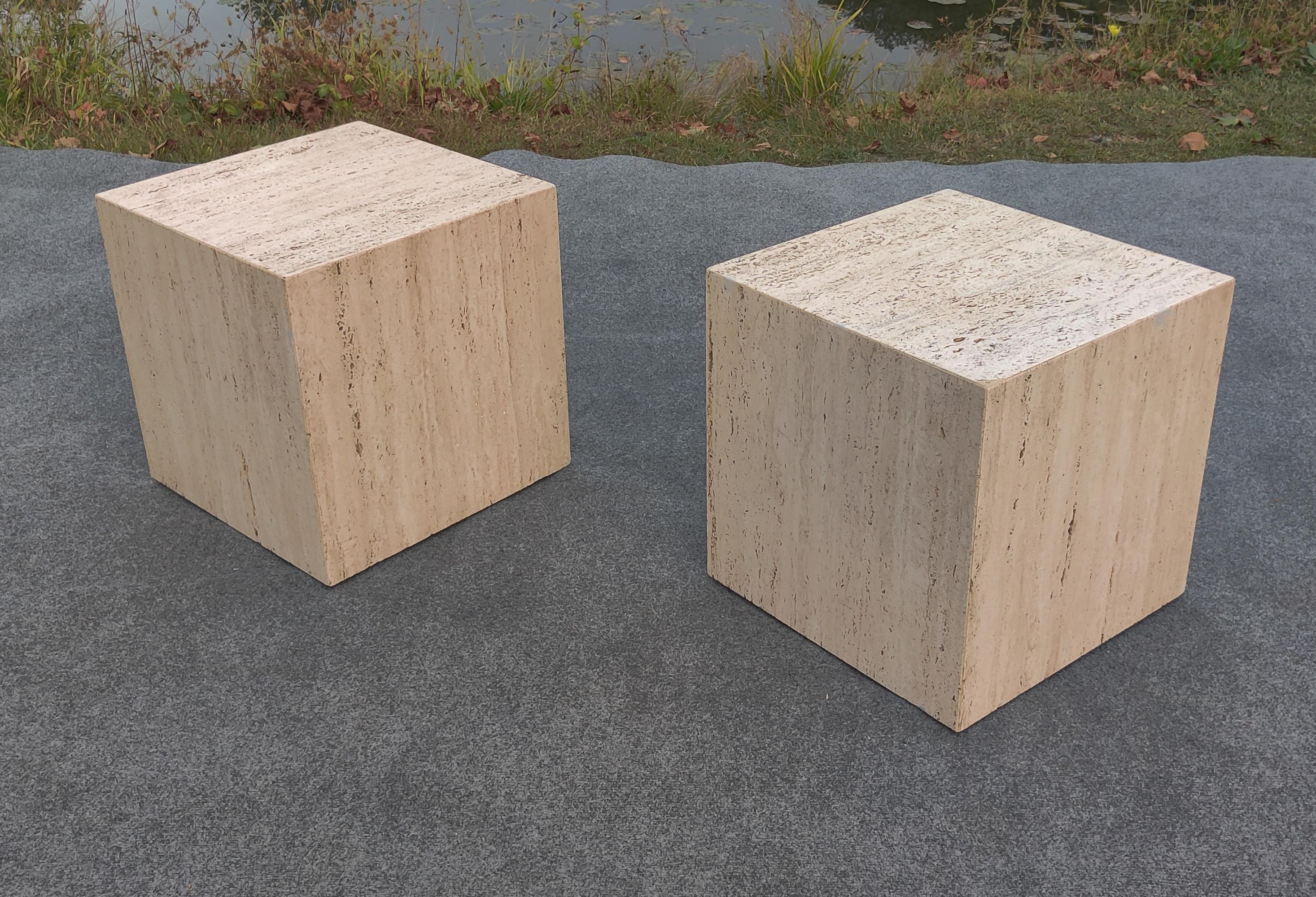 Mid-Century moderno Coppia di tavolini a forma di cubo in travertino della metà del secolo scorso in vendita