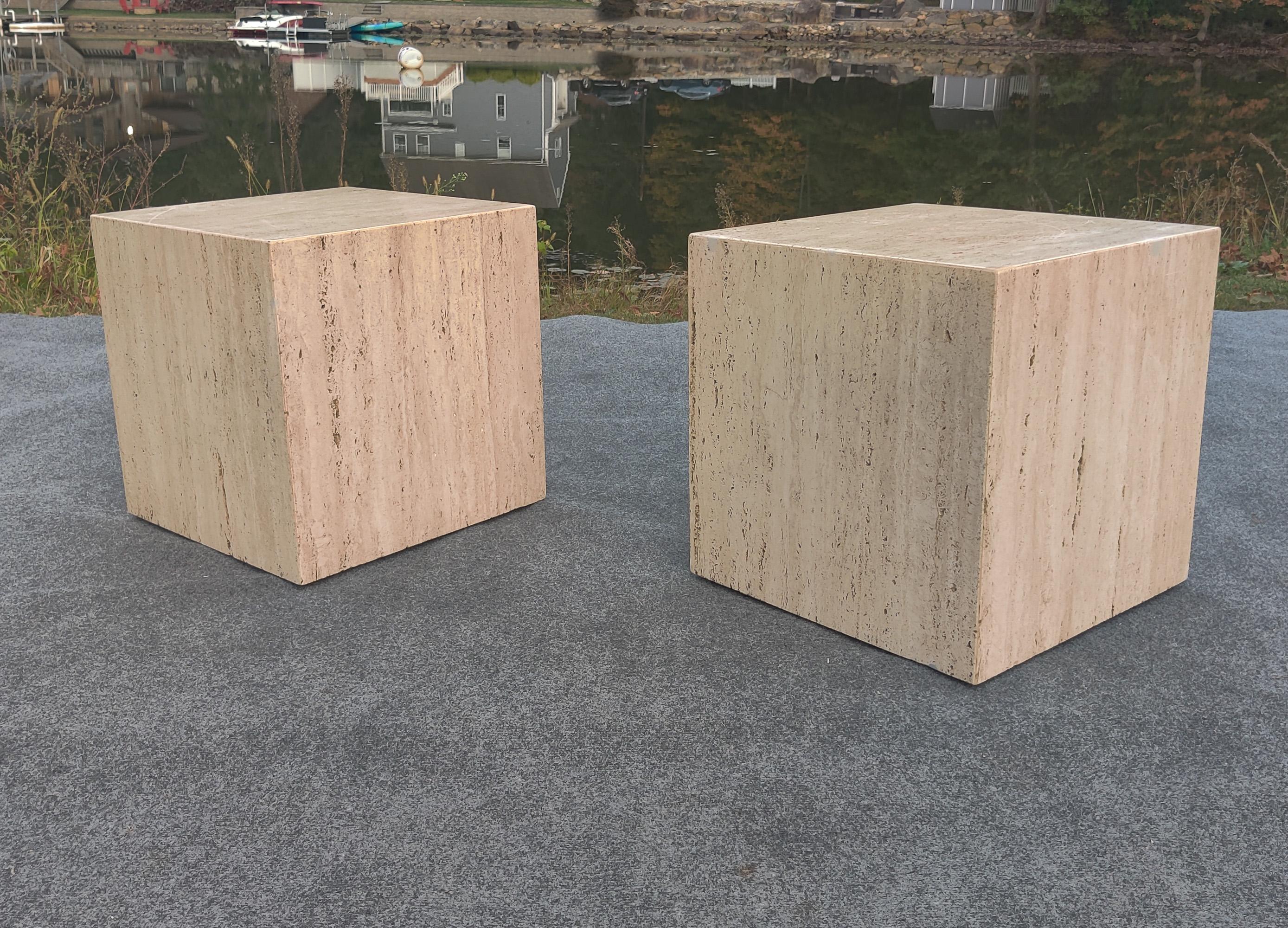 Italiano Coppia di tavolini a forma di cubo in travertino della metà del secolo scorso in vendita