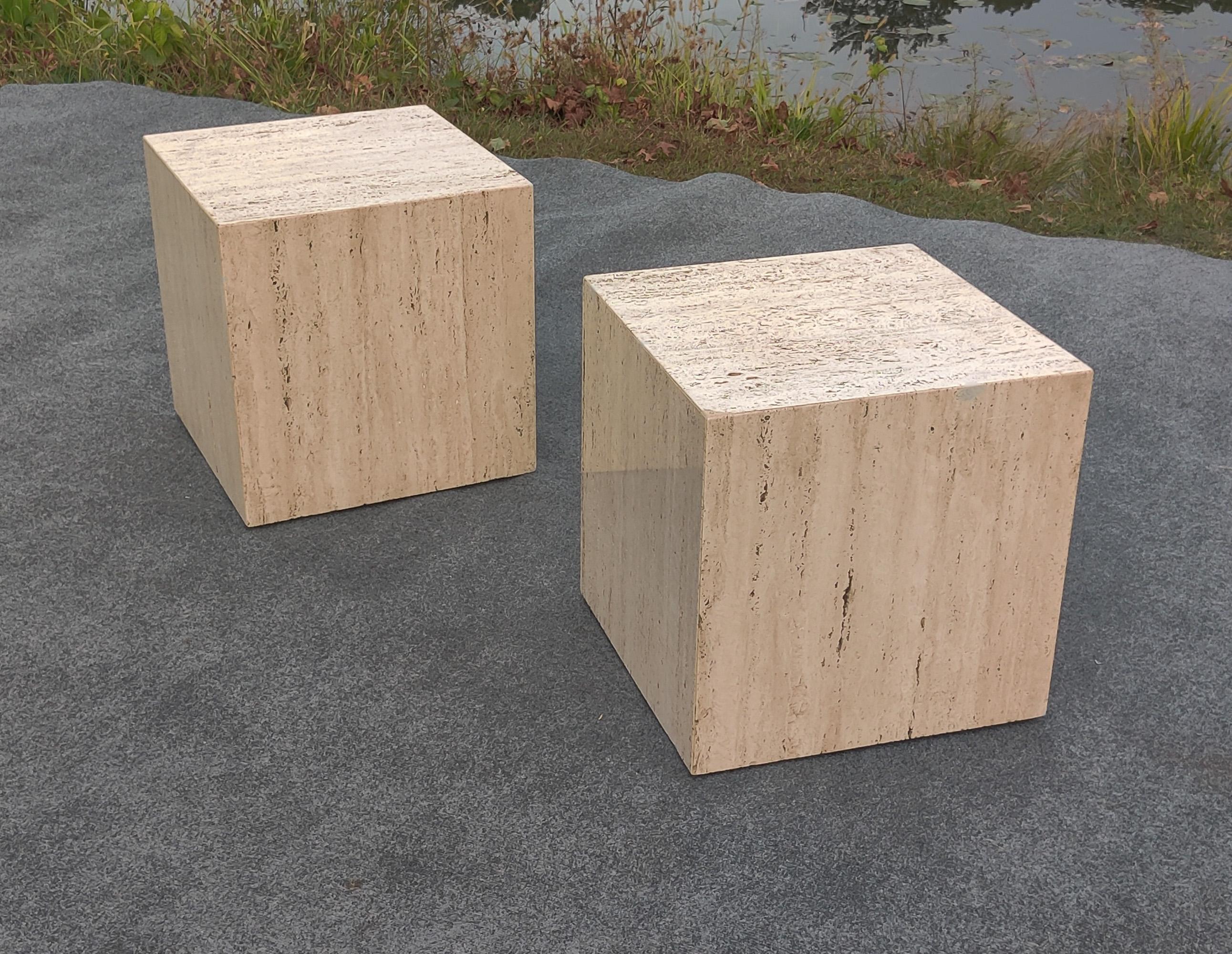 Lucidato Coppia di tavolini a forma di cubo in travertino della metà del secolo scorso in vendita