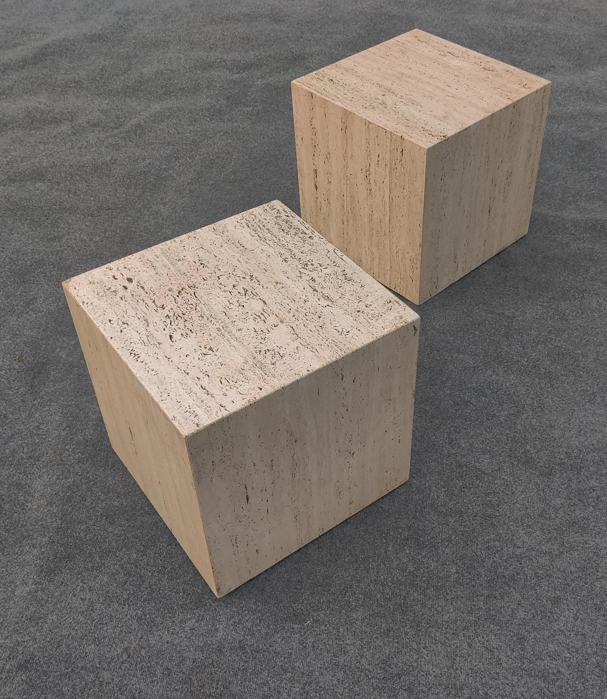 Coppia di tavolini a forma di cubo in travertino della metà del secolo scorso In condizioni buone in vendita a Philadelphia, PA