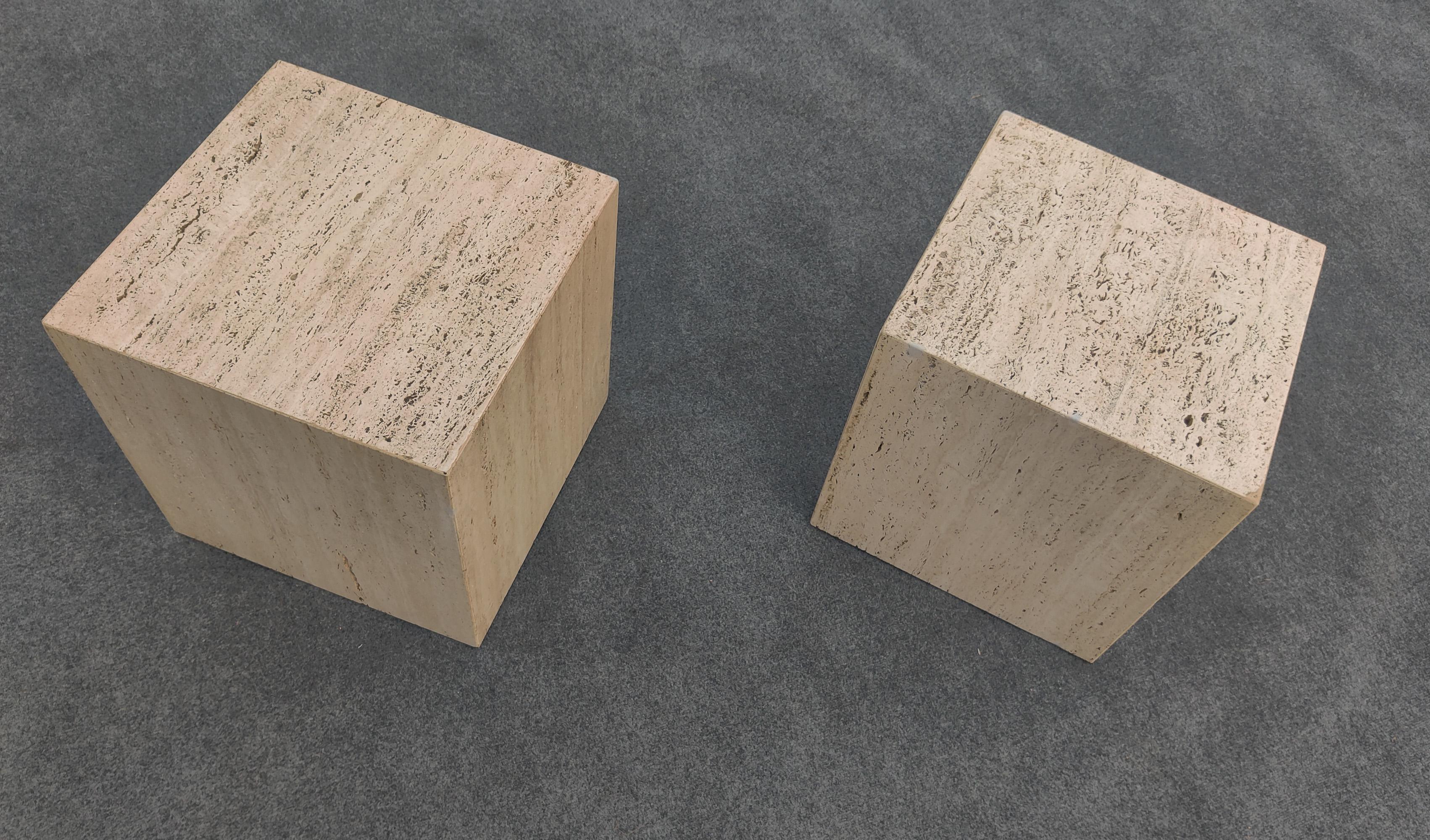 Fine XX secolo Coppia di tavolini a forma di cubo in travertino della metà del secolo scorso in vendita