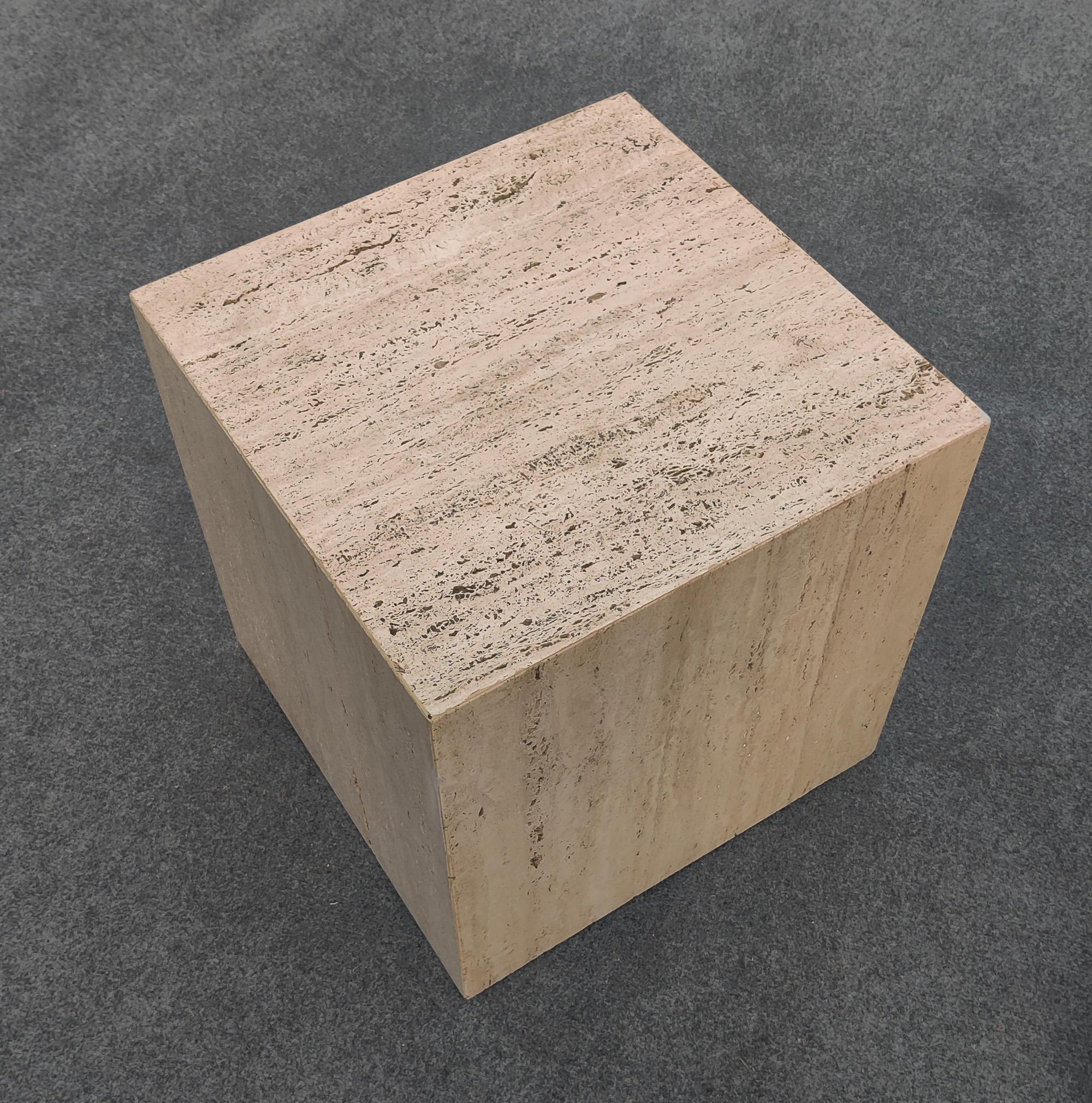 Travertino Coppia di tavolini a forma di cubo in travertino della metà del secolo scorso in vendita