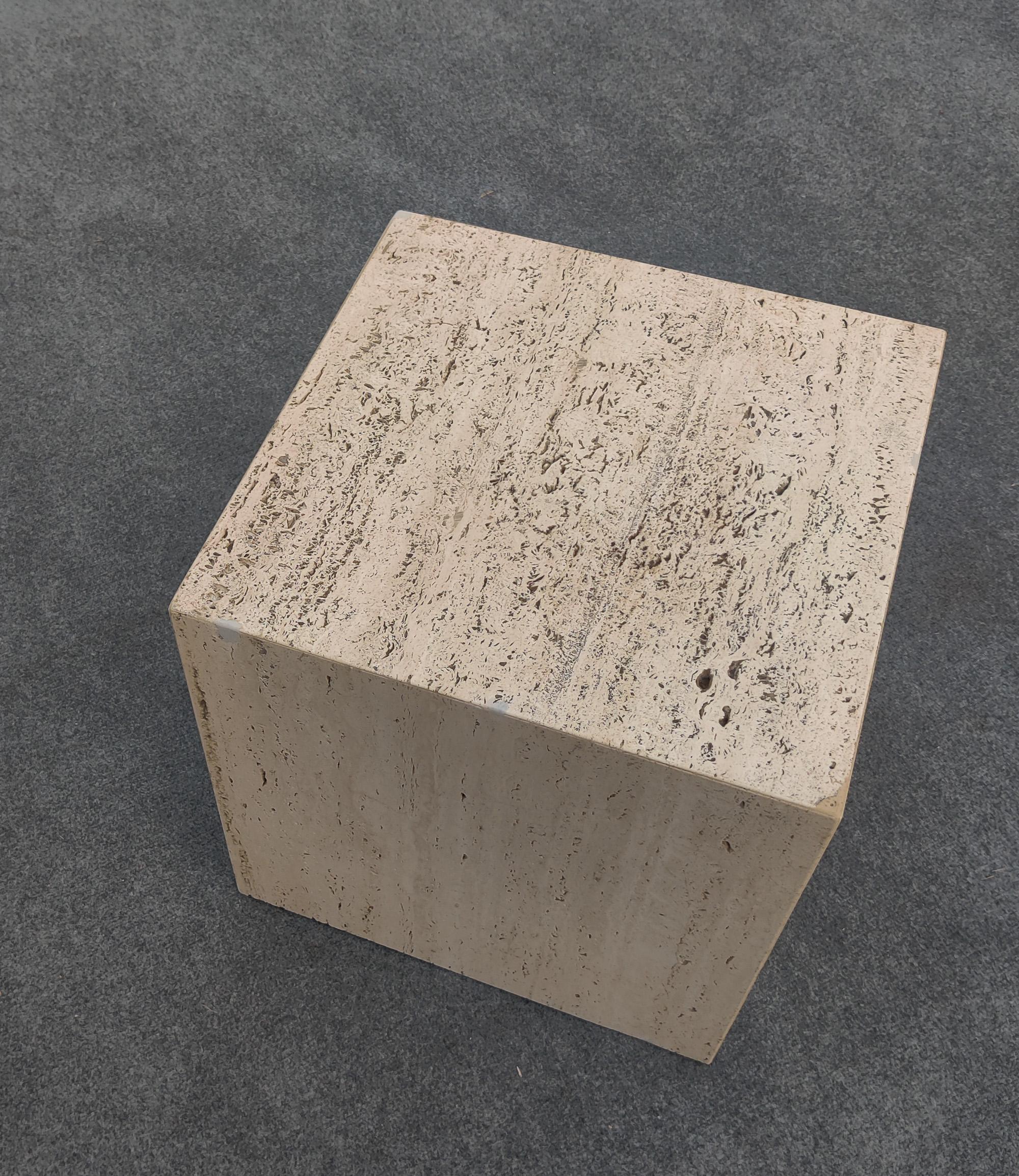 Coppia di tavolini a forma di cubo in travertino della metà del secolo scorso in vendita 1