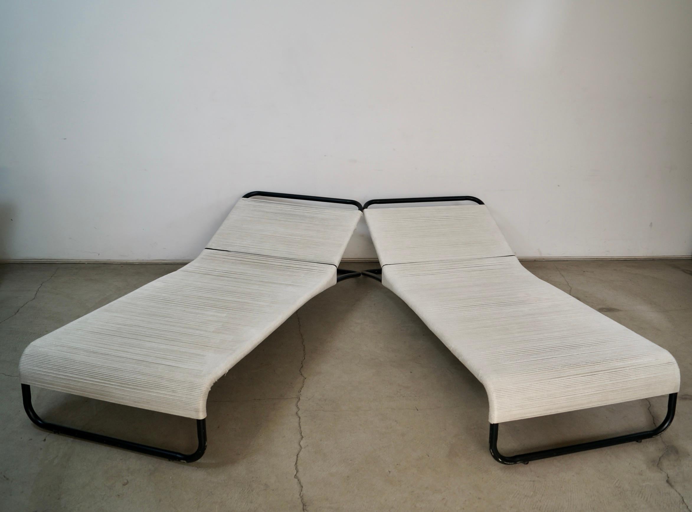 Coppia di lettini da piscina vintage Mid century Modern in vendita. Questi modelli sono stati progettati da Hendrik Van Keppel e Taylor Green e sono stati prodotti da Brown Jordan. Entrambi hanno l'adesivo originale che ne attesta l'autenticità e