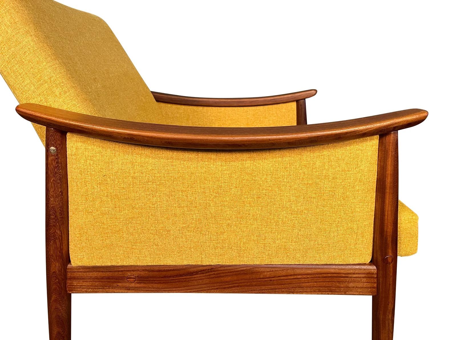 Woodwork Pair of Vintage Mid-Century Modern Walnut Lounge Chairs