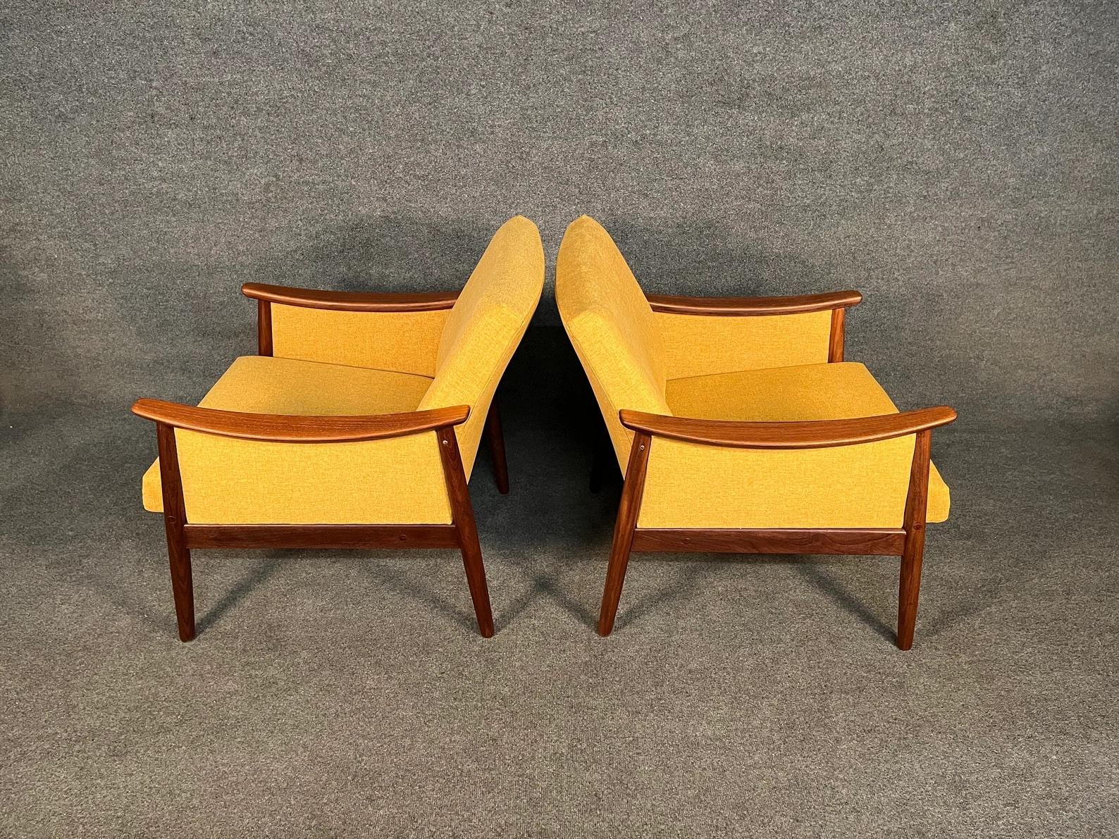Pair of Vintage Mid-Century Modern Walnut Lounge Chairs In Good Condition In San Marcos, CA
