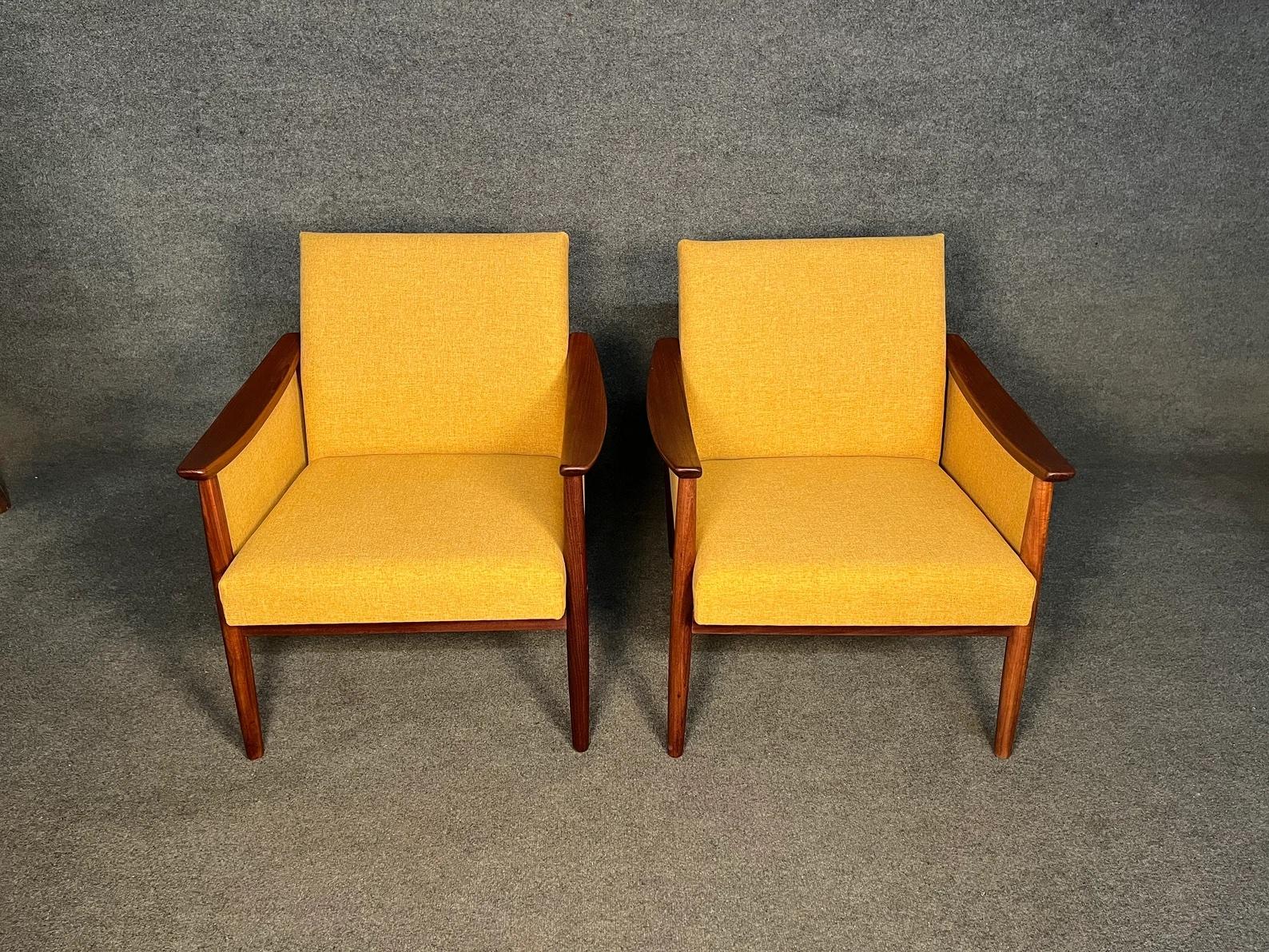 Mid-20th Century Pair of Vintage Mid-Century Modern Walnut Lounge Chairs