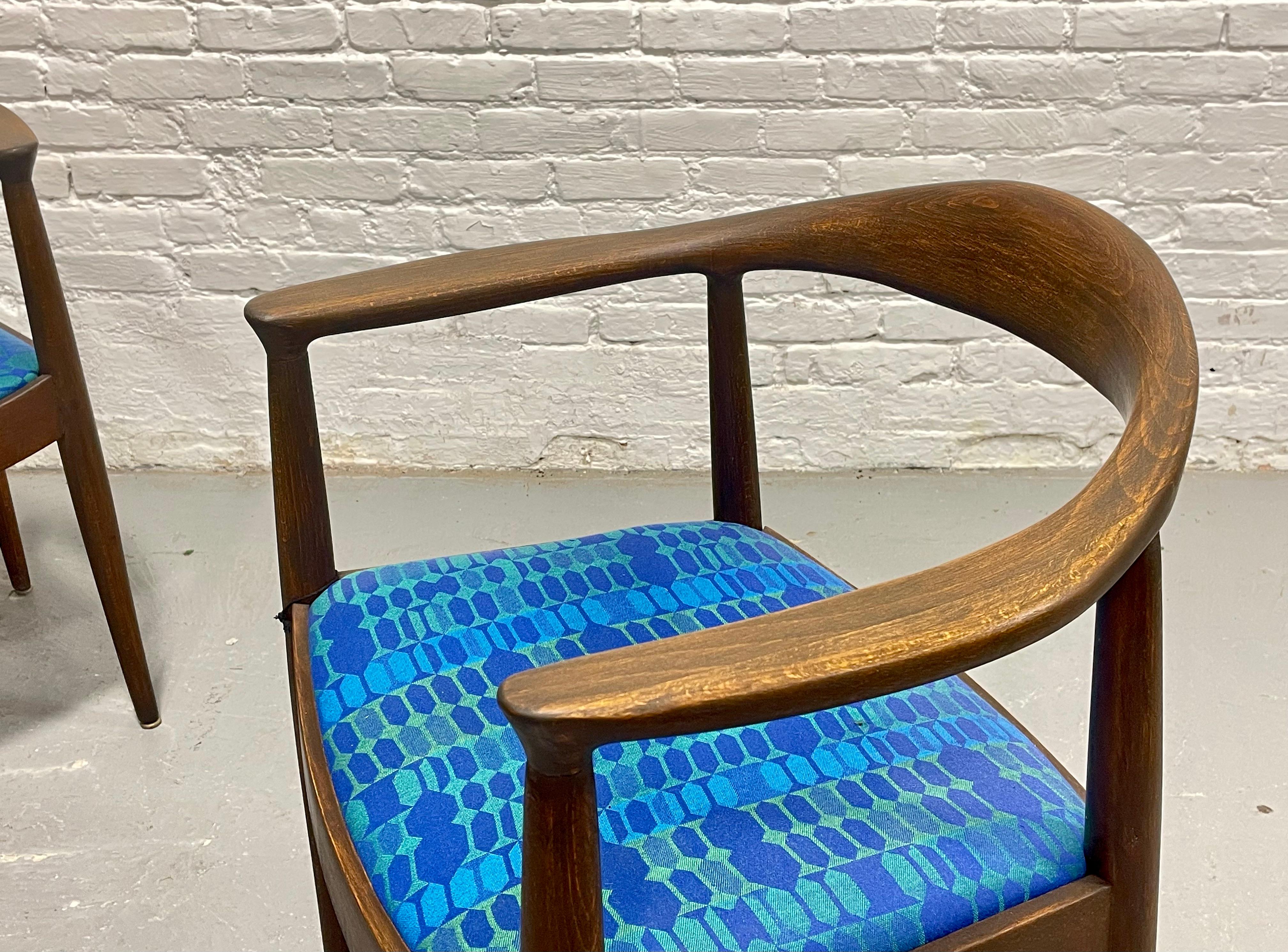Pair of Vintage Mid Century Modern Walnut Lounge Chairs, Hans Wegner Style, 1960 For Sale 9