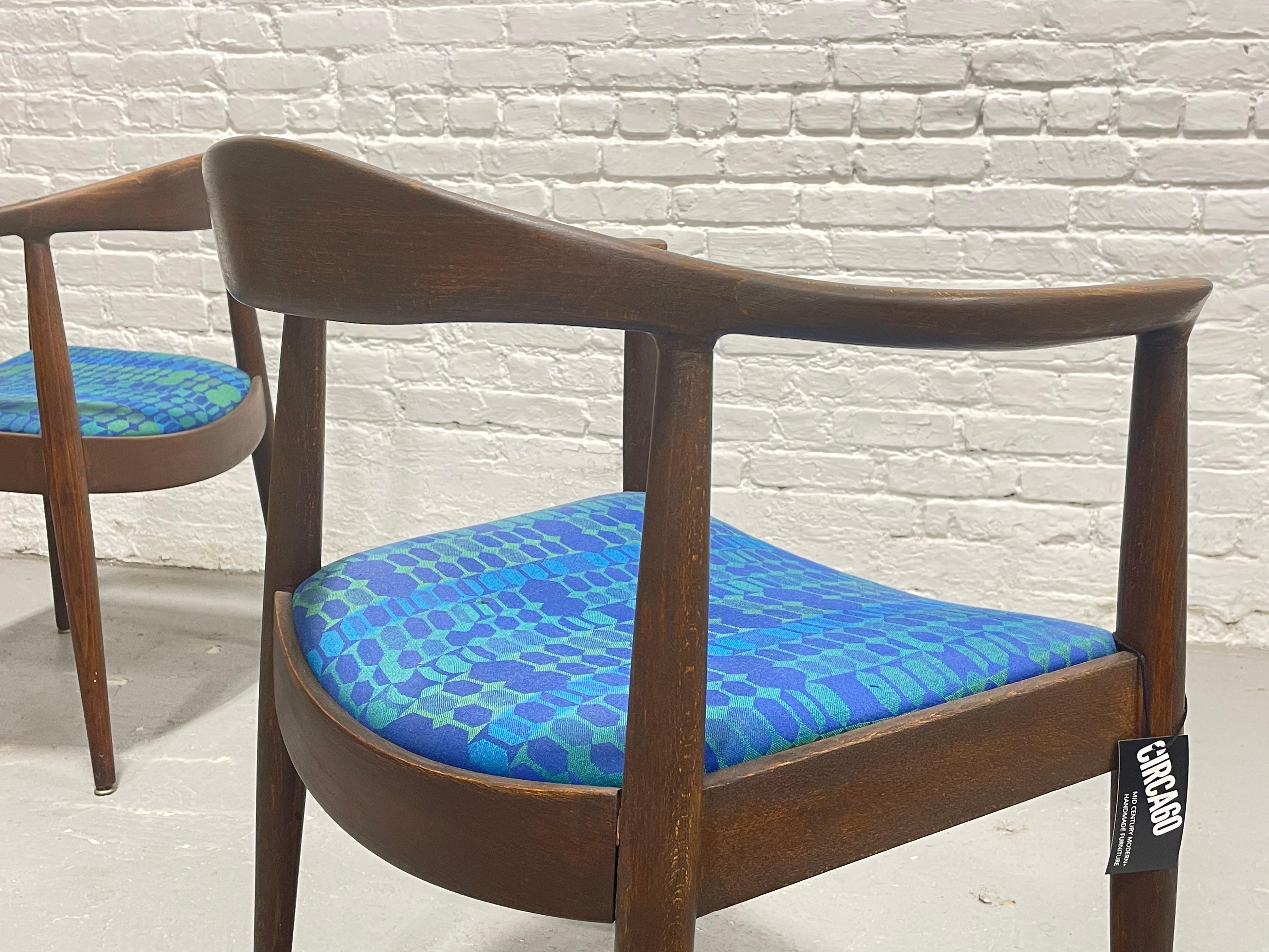 Pair of Vintage Mid Century Modern Walnut Lounge Chairs, Hans Wegner Style, 1960 For Sale 10