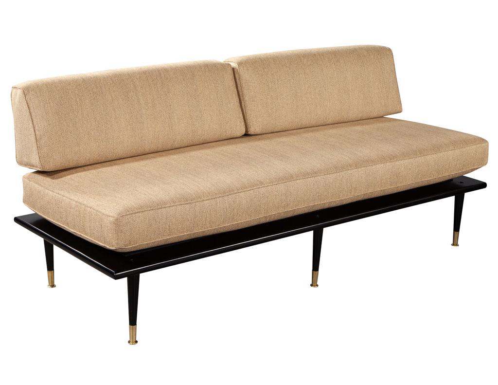 Paar moderne Vintage-Sofa aus Nussbaumholz aus der Mitte des Jahrhunderts im Angebot 3