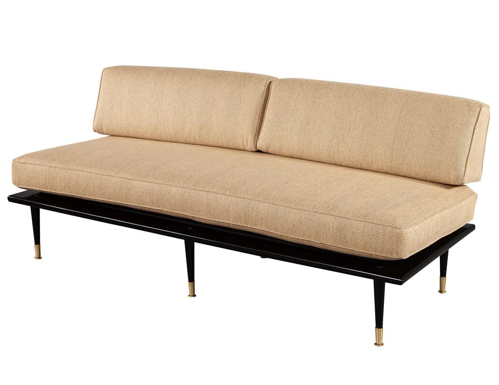 Paar moderne Vintage-Sofa aus Nussbaumholz aus der Mitte des Jahrhunderts im Angebot 4