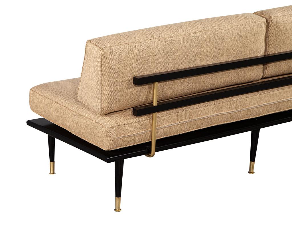 Paar moderne Vintage-Sofa aus Nussbaumholz aus der Mitte des Jahrhunderts im Angebot 11