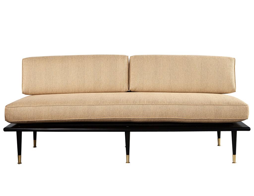 Paar moderne Vintage-Sofa aus Nussbaumholz aus der Mitte des Jahrhunderts (Moderne der Mitte des Jahrhunderts) im Angebot