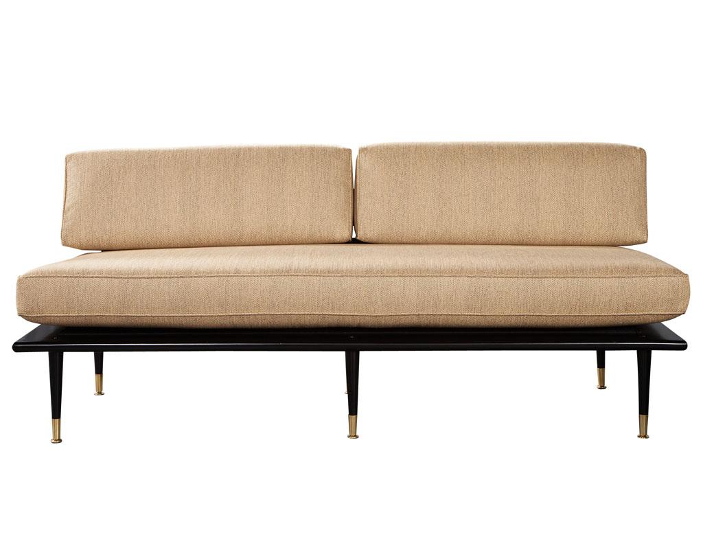 Paar moderne Vintage-Sofa aus Nussbaumholz aus der Mitte des Jahrhunderts (amerikanisch) im Angebot