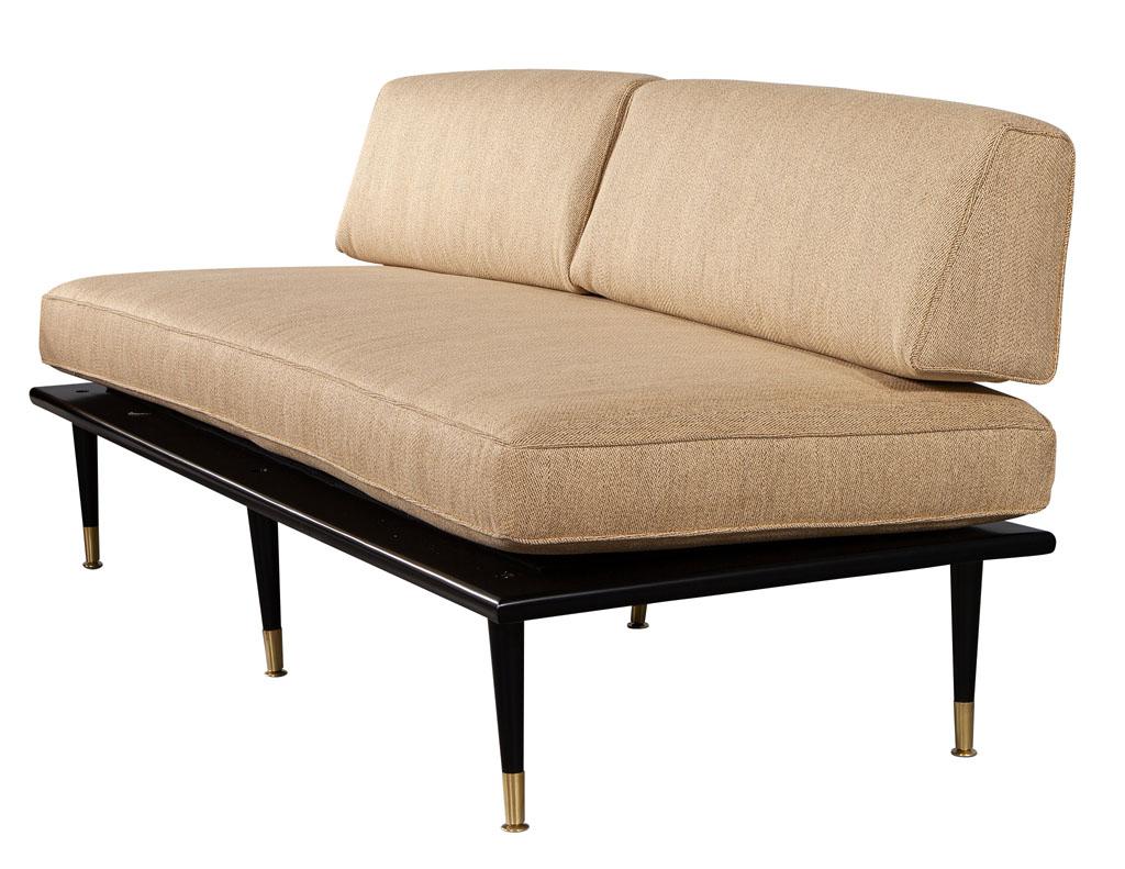 Paar moderne Vintage-Sofa aus Nussbaumholz aus der Mitte des Jahrhunderts im Zustand „Hervorragend“ im Angebot in North York, ON