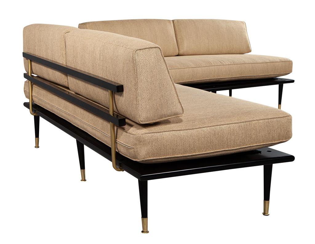 Paar moderne Vintage-Sofa aus Nussbaumholz aus der Mitte des Jahrhunderts (Messing) im Angebot