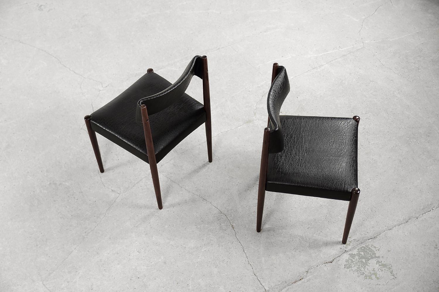 Paar moderne Mid-Century-Modern-Esszimmerstühle aus Holz von Aksel Bender Madsen (Kunstleder) im Angebot