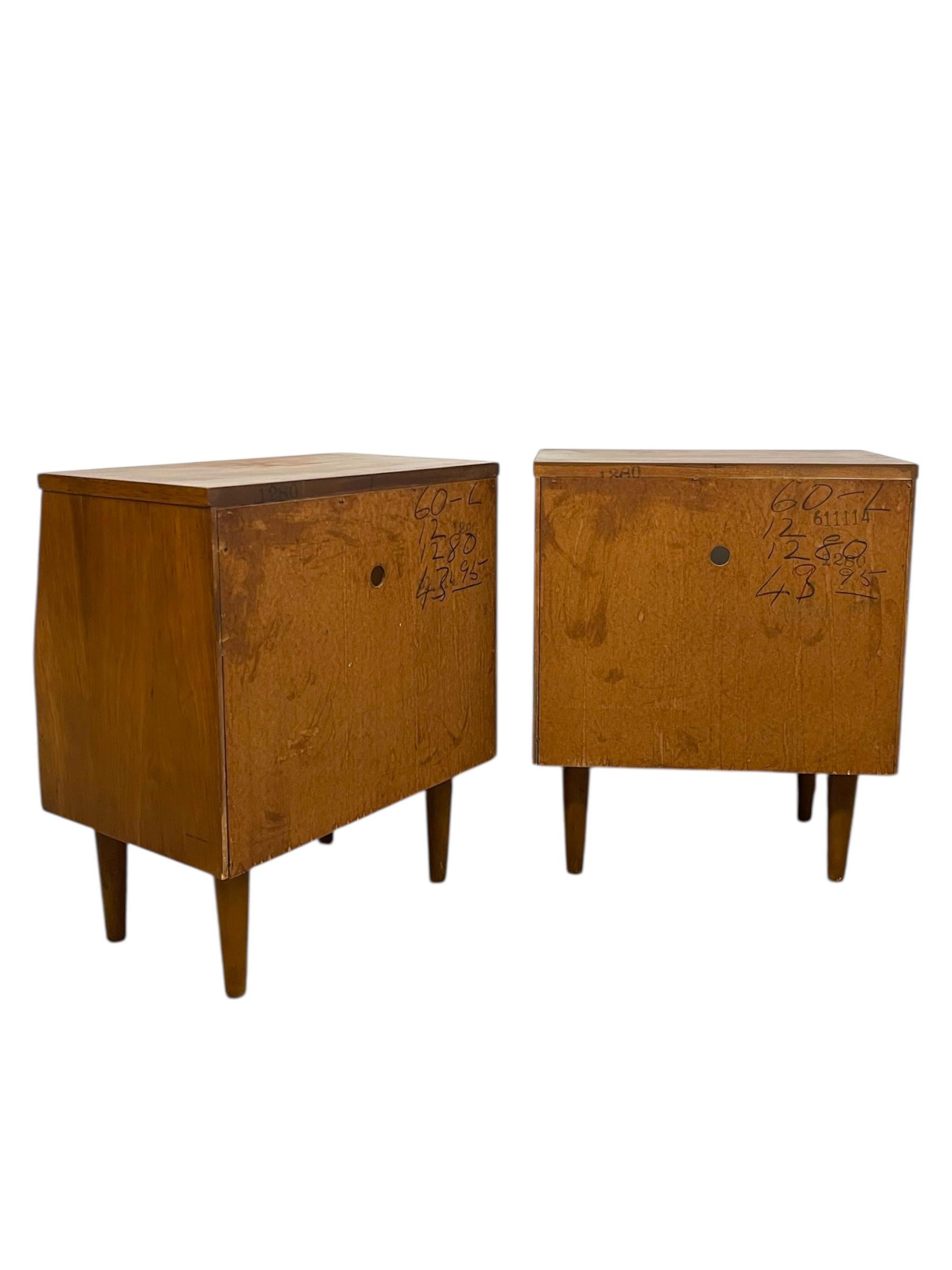 Pair of Vintage Mid-Century Nightstands - Open Shelf & Drawer, Atomic Round Pull For Sale 4
