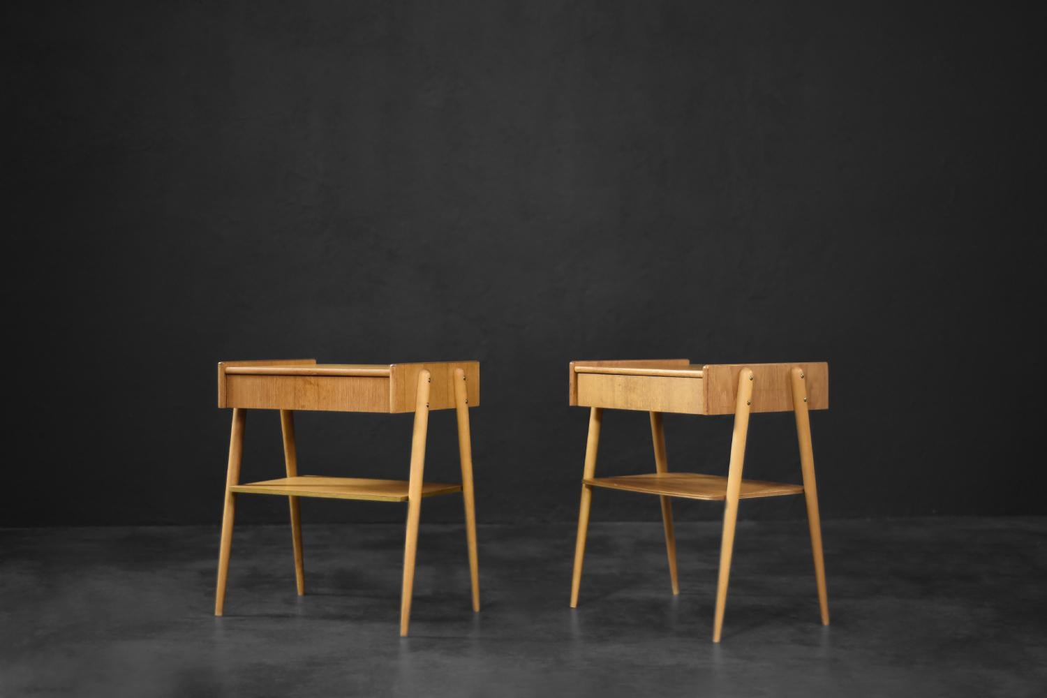 Pareja de mesillas de noche vintage de teca modernas escandinavas de mediados de siglo, años 50 Madera