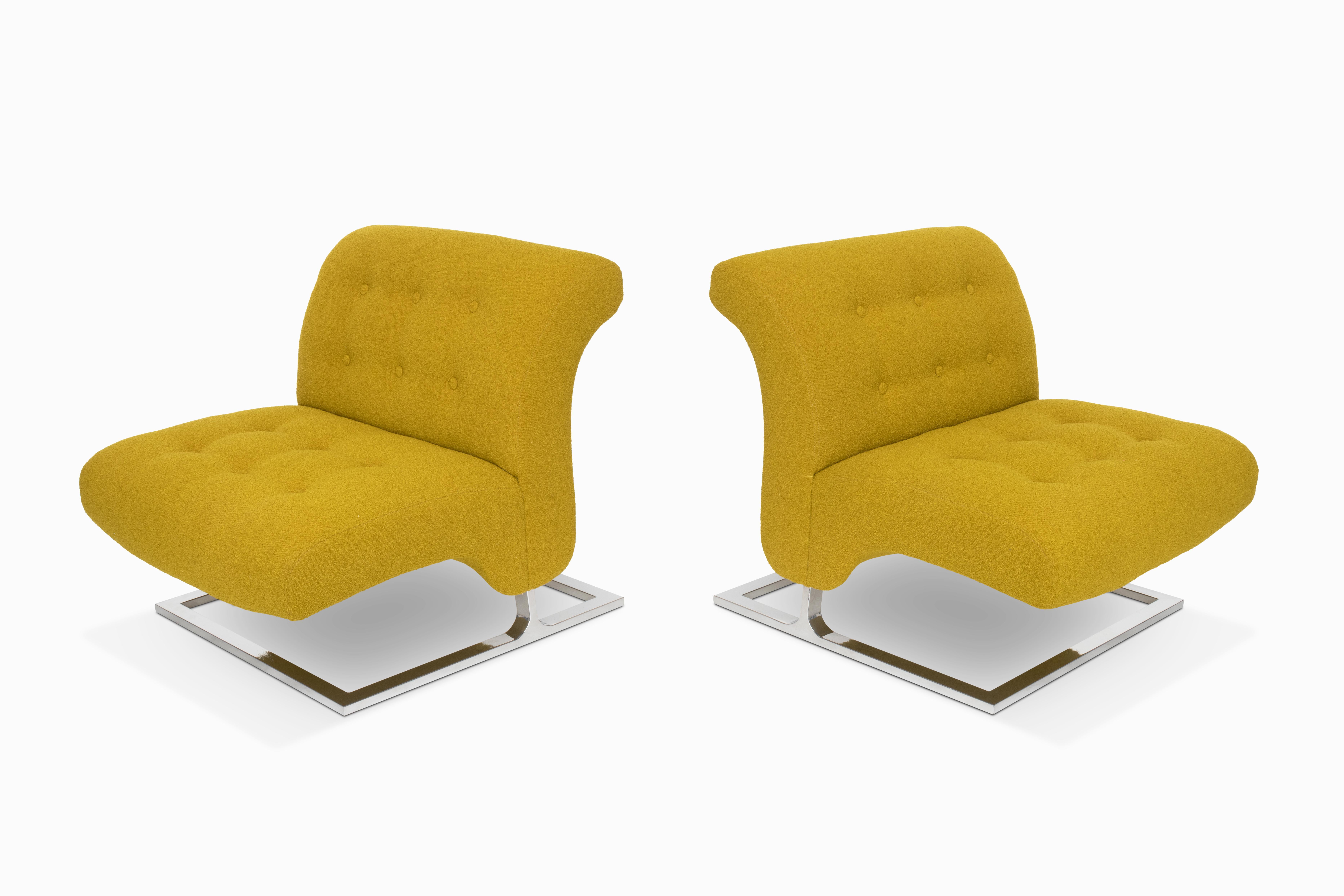 Ecco una fantastica e rara coppia di sedie a slitta a sbalzo di Adrian Pearsall.  Sono state completamente restaurate con una nuova tappezzeria in bouclè color chartreuse e telai appena verniciati a polvere.  Un elegante e unico set di sedie da