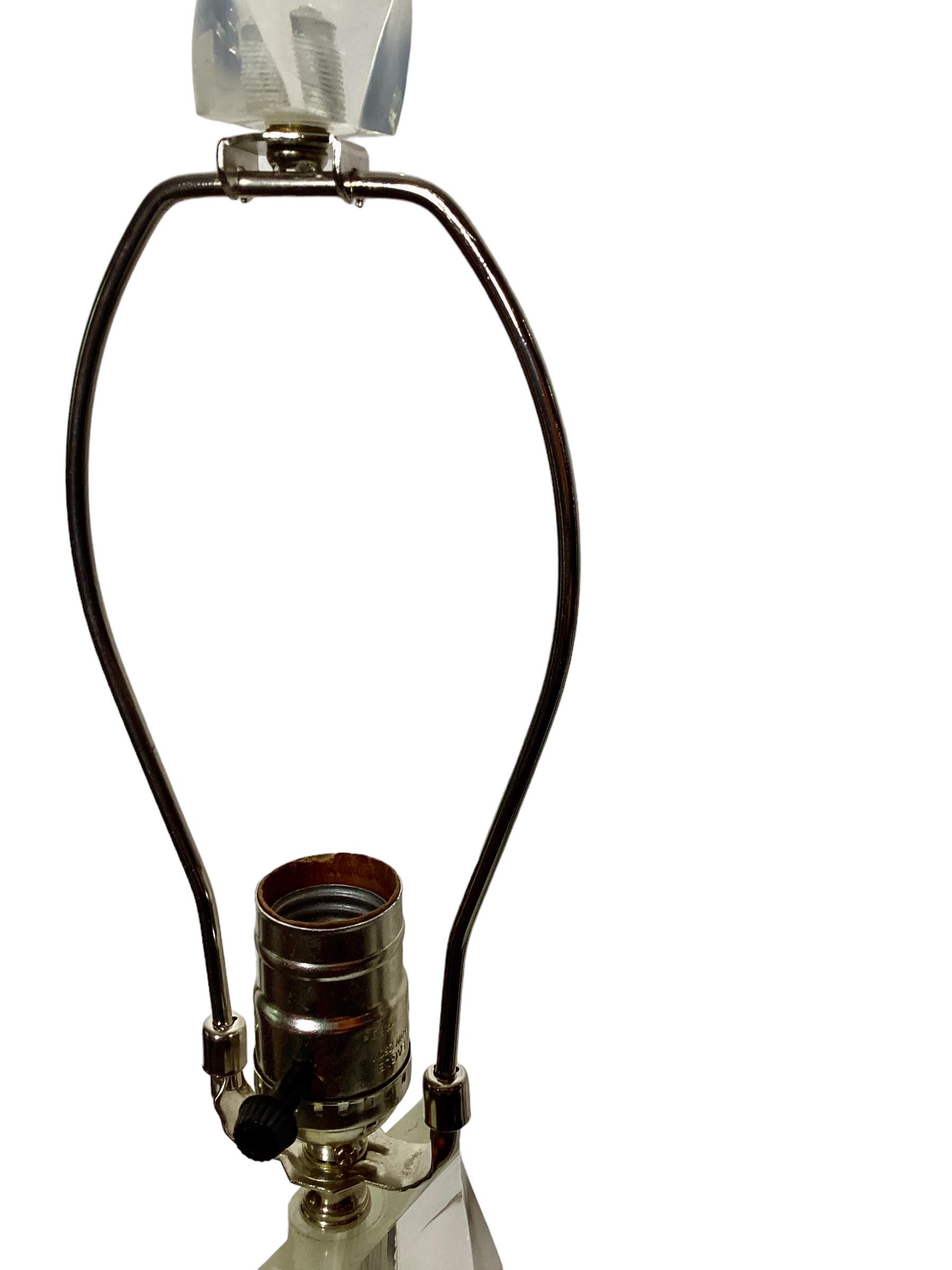 Paar Vintage Mid Century Spirale Twist Lucite Tischlampen im Angebot 1